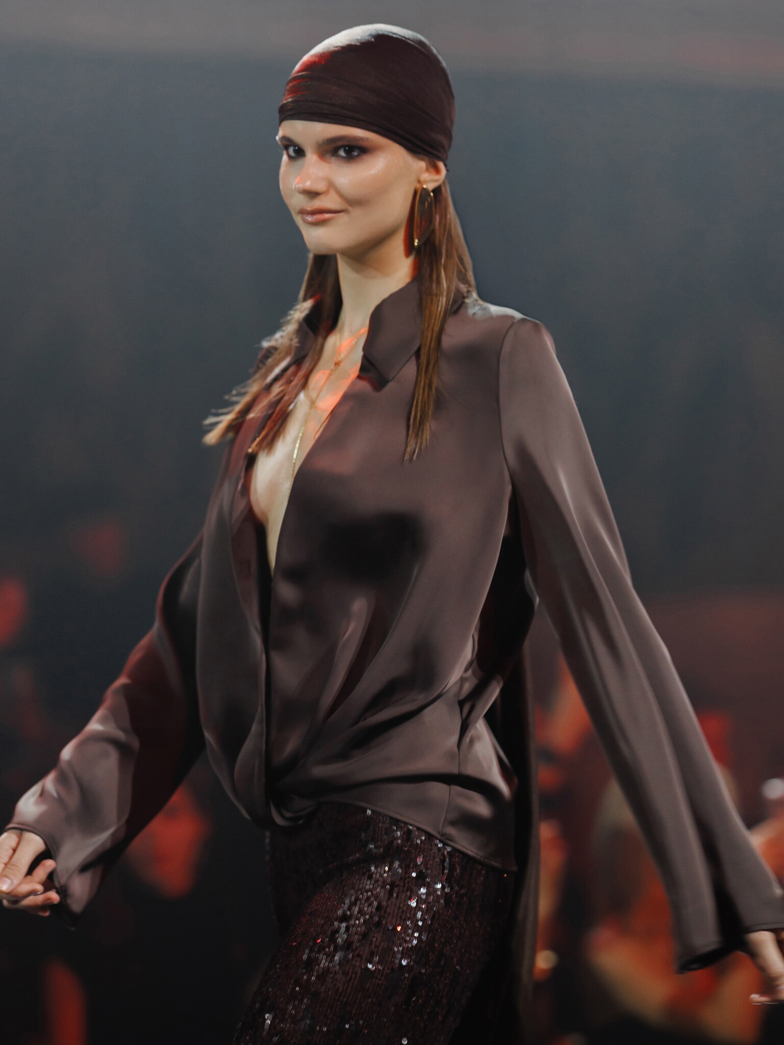 Satinbluse mit voluminösen Ärmeln