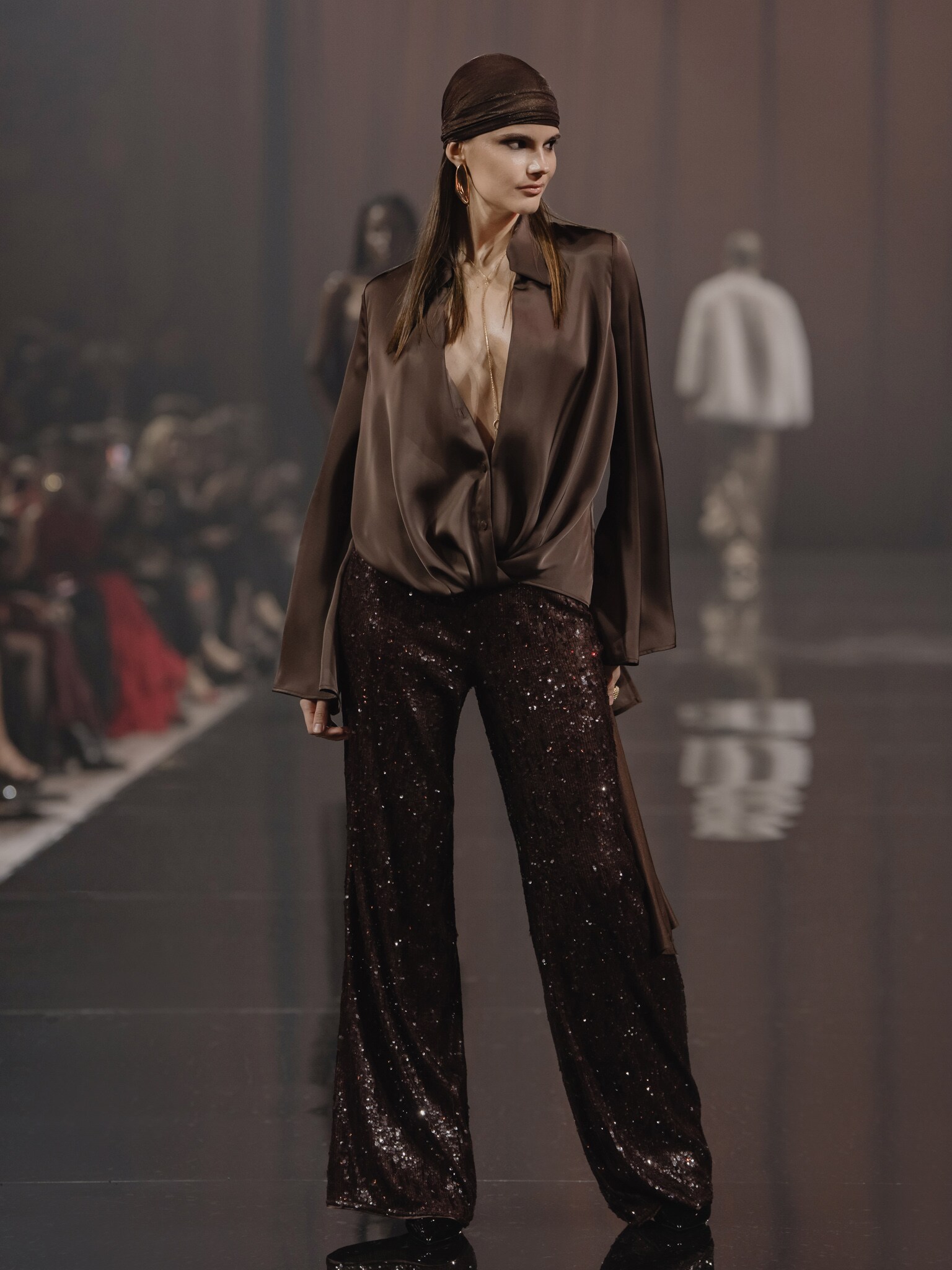 Satinbluse mit voluminösen Ärmeln