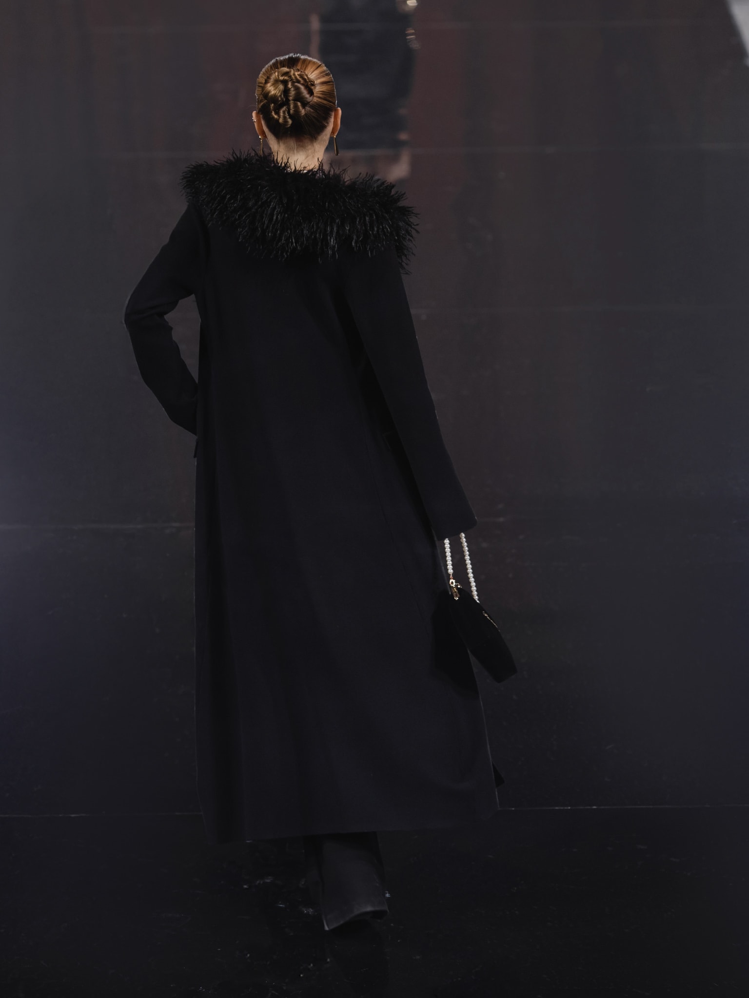 Kardigan maxi z piórami na kołnierzu