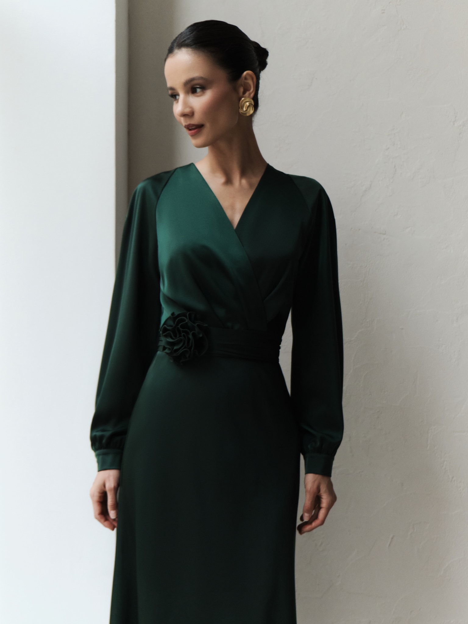 Приталенное платье миди с шарфом и цветком в тон :: LICHI - Online ...