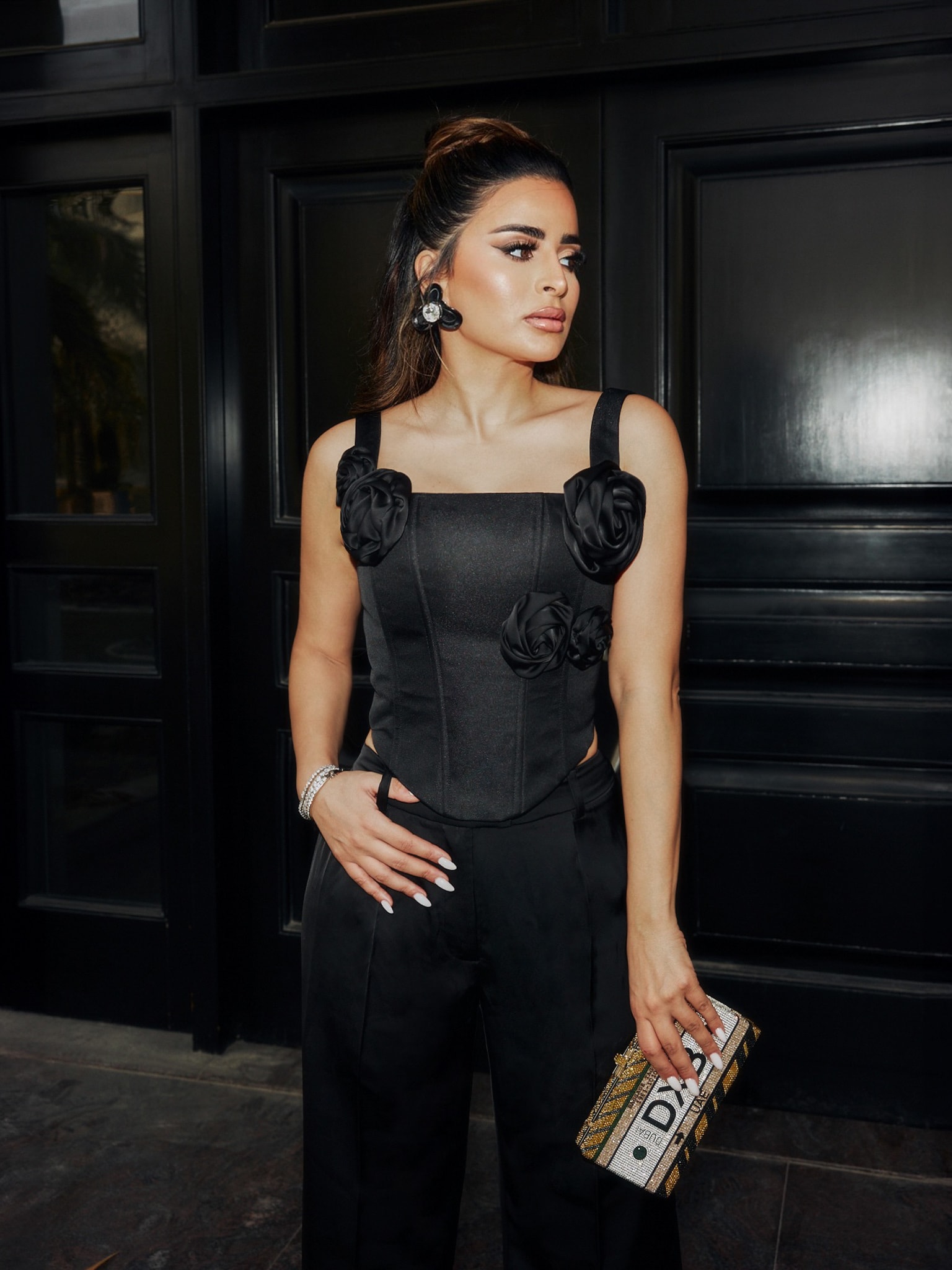 Gorset z gładkiej tkaniny z ozdobnymi kwiatami