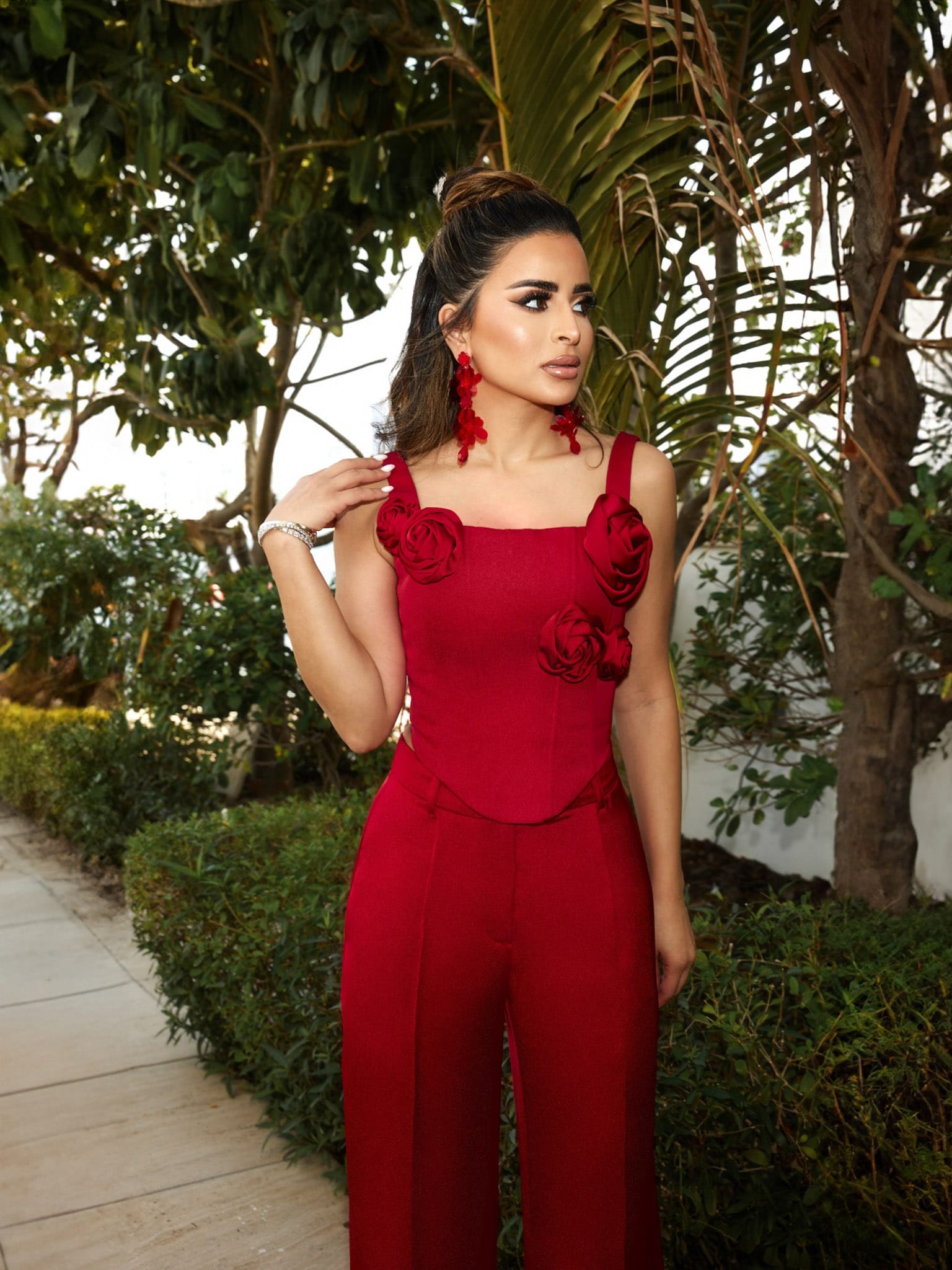 Gorset z gładkiej tkaniny z ozdobnymi kwiatami