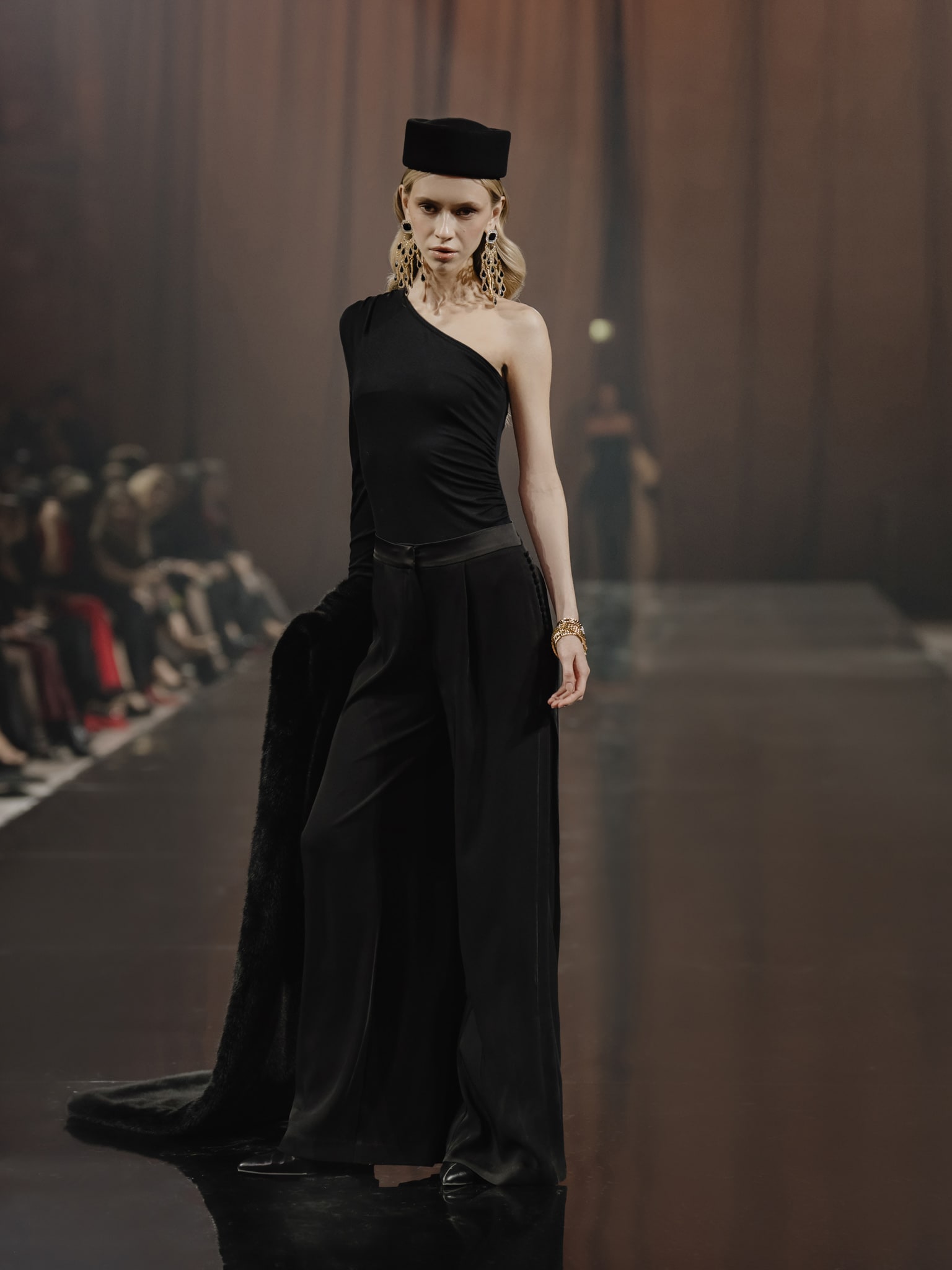 Трикотажное боди на одно плечо