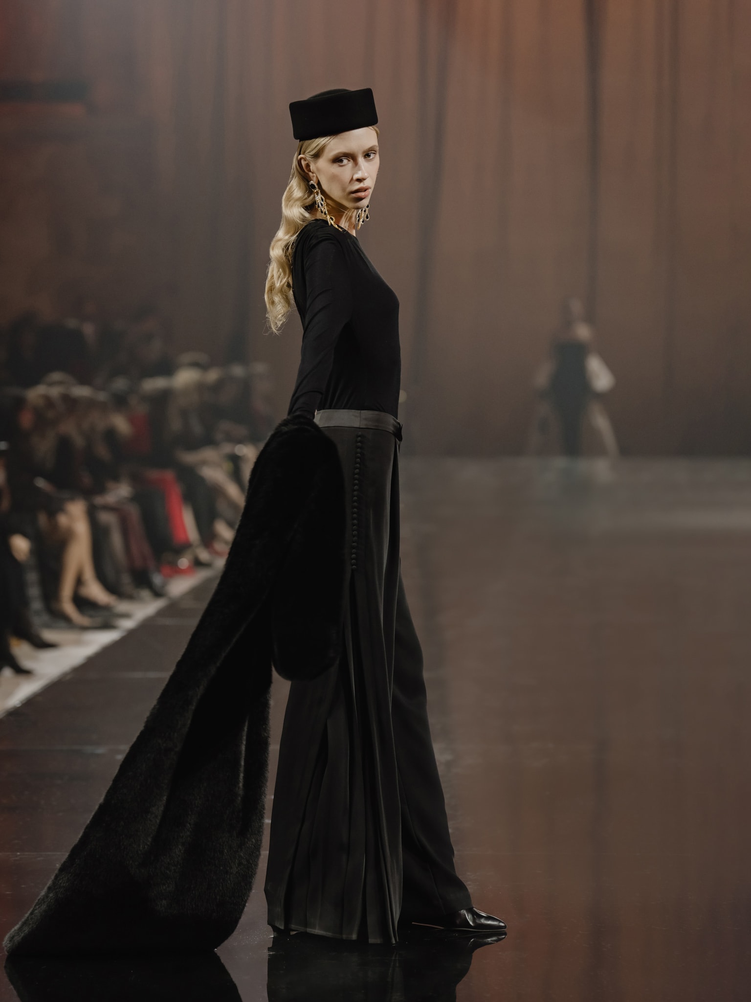 Трикотажное боди на одно плечо