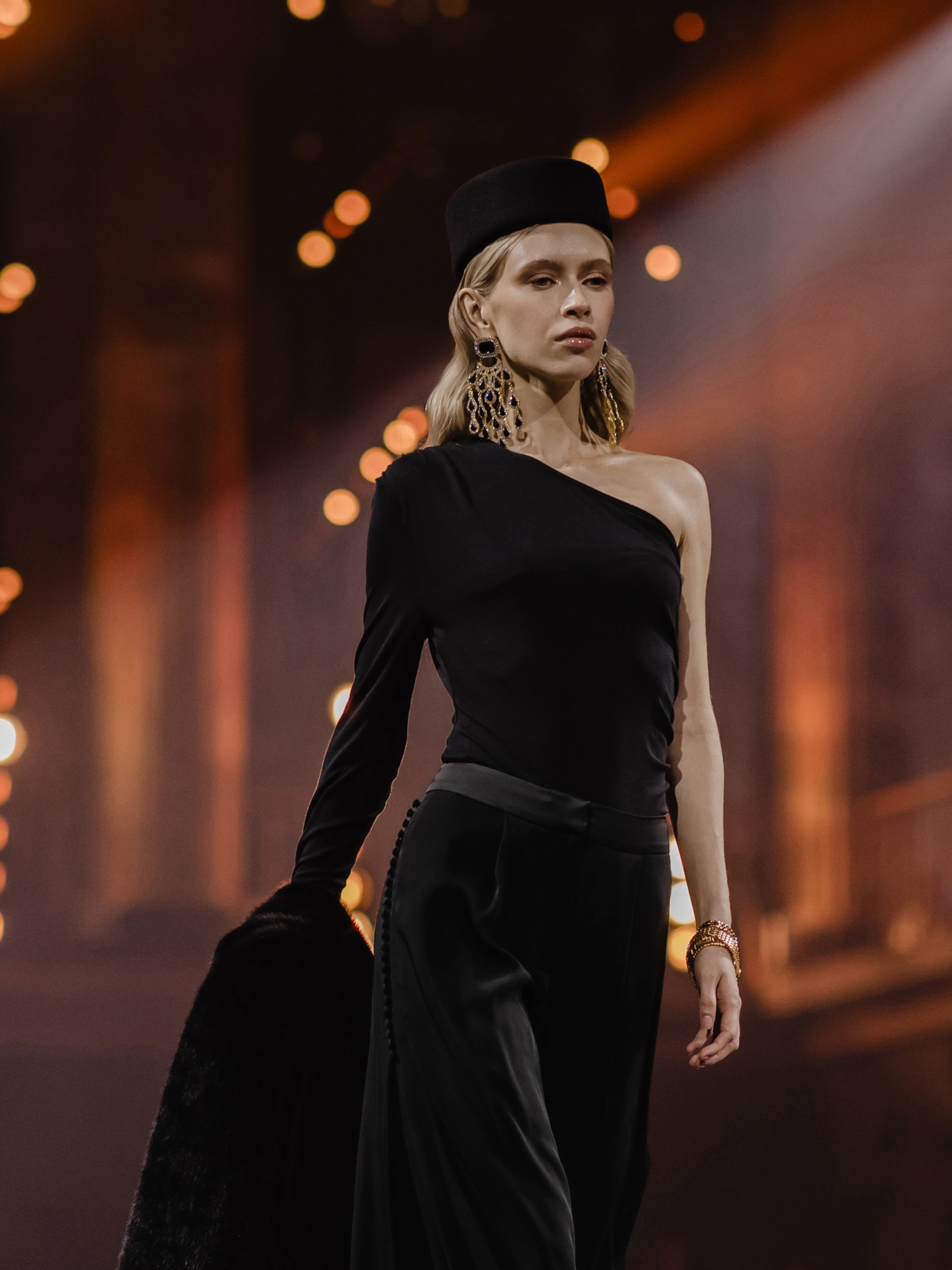 Трикотажное боди на одно плечо