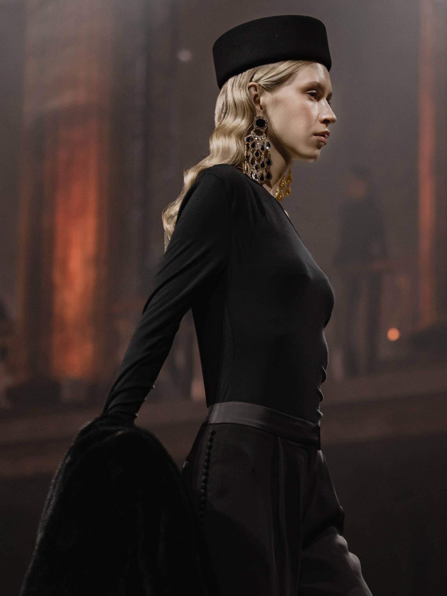 Трикотажное боди на одно плечо