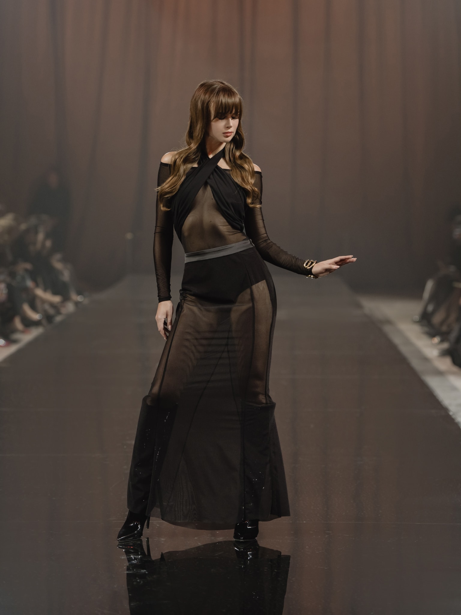 Полупрозрачное боди с плотной вставкой на груди