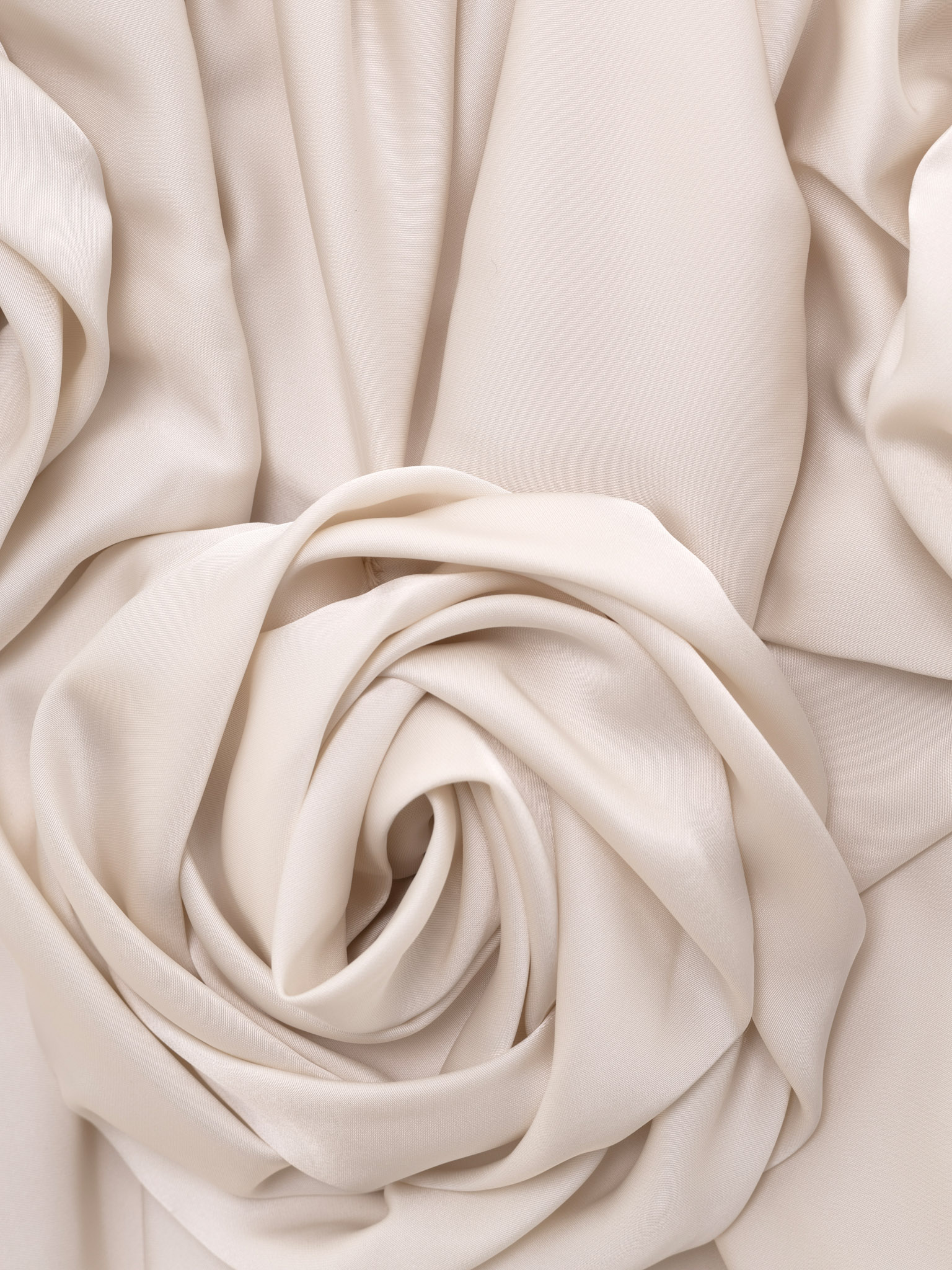 Satynowa sukienka mini na ramiączkach z obszernymi kwiatami na spódnicy