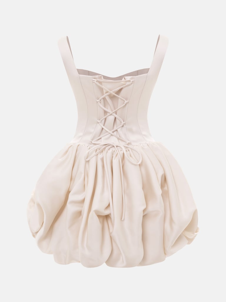 Атласное платье мини на бретелях с объемными цветами на юбке