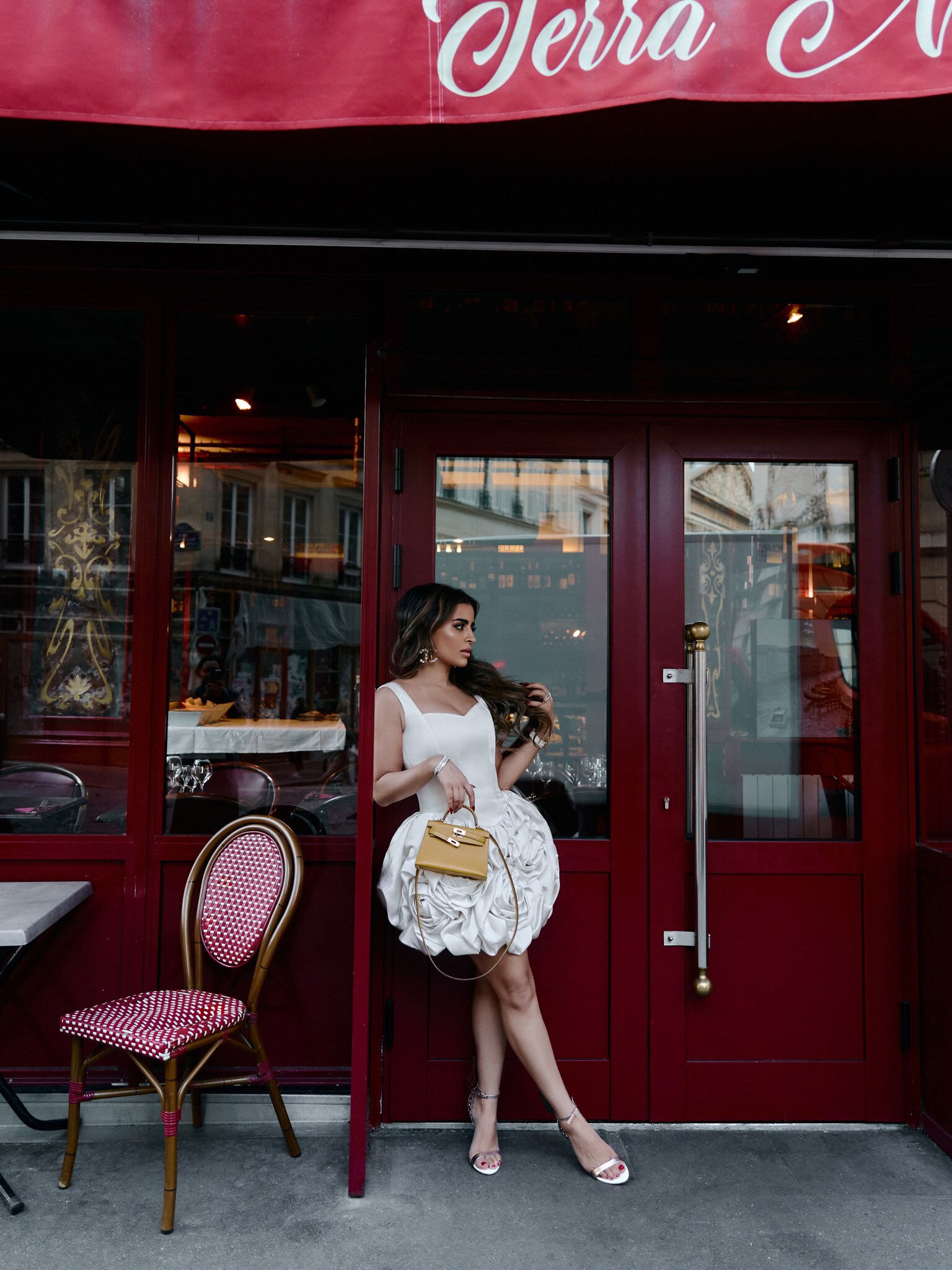 Satynowa sukienka mini na ramiączkach z obszernymi kwiatami na spódnicy