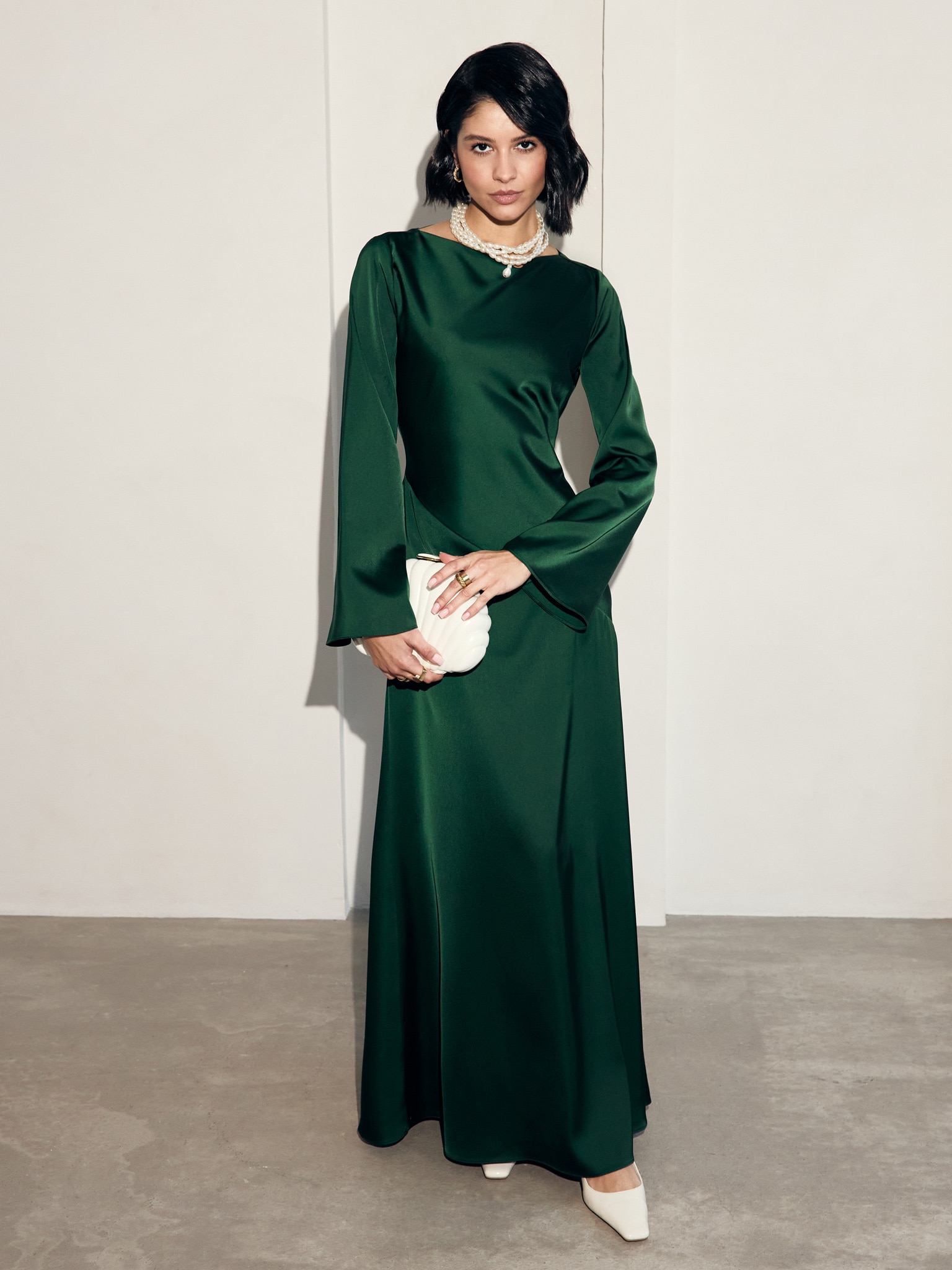 Атласное платье макси с открытой спиной