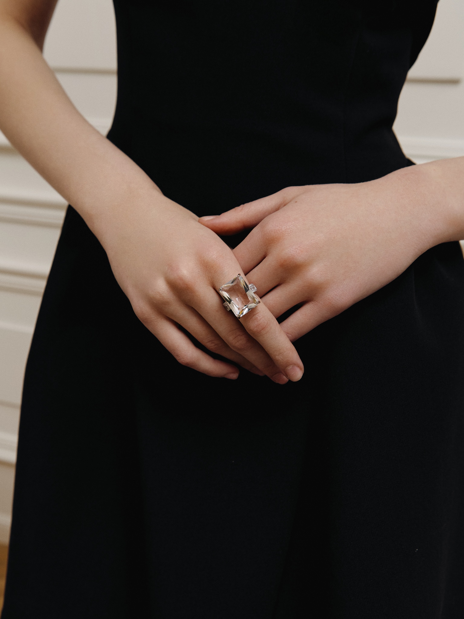 Перстень с прозрачным камнем