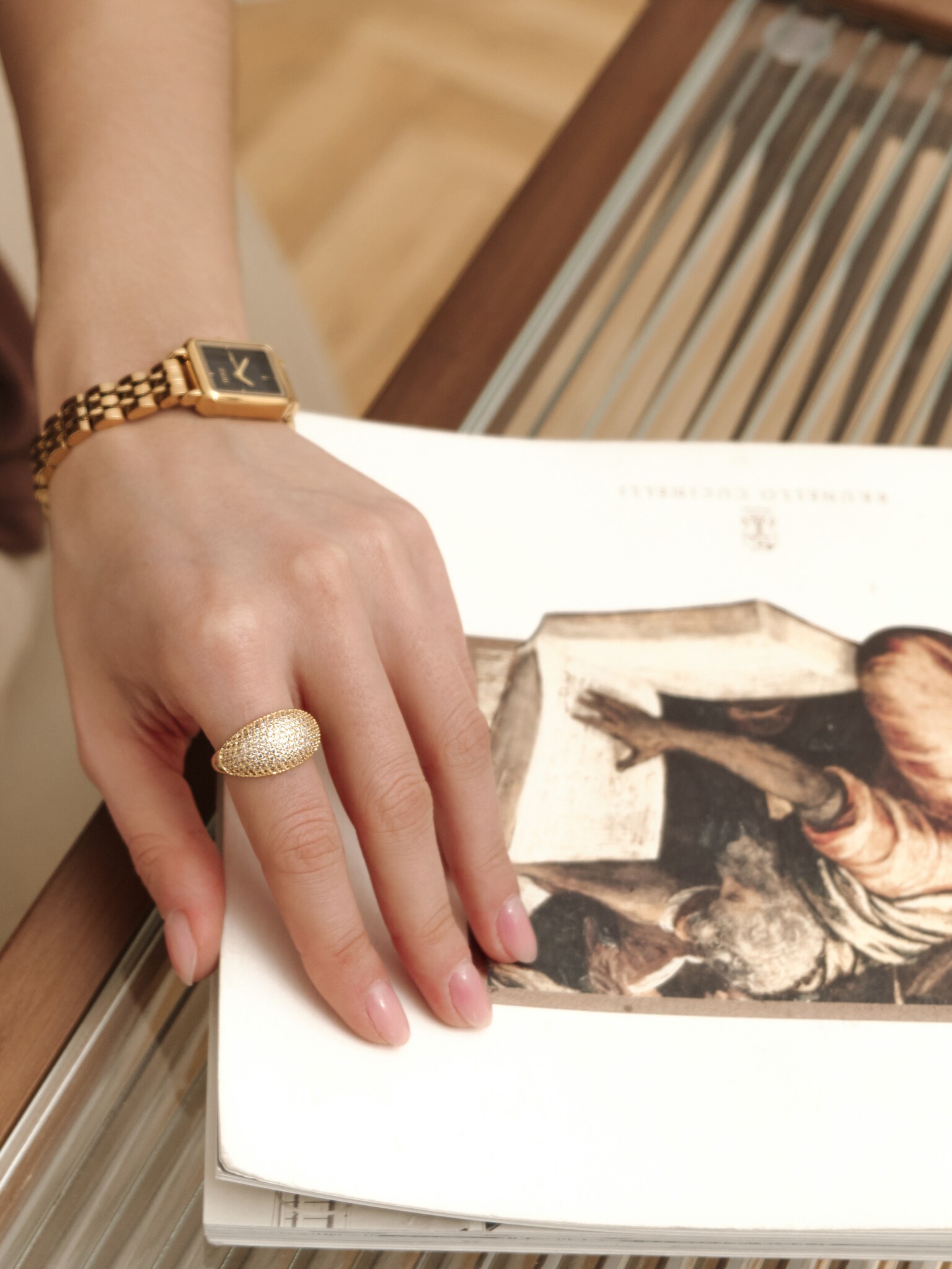 Широкое кольцо с мелкими цирконами