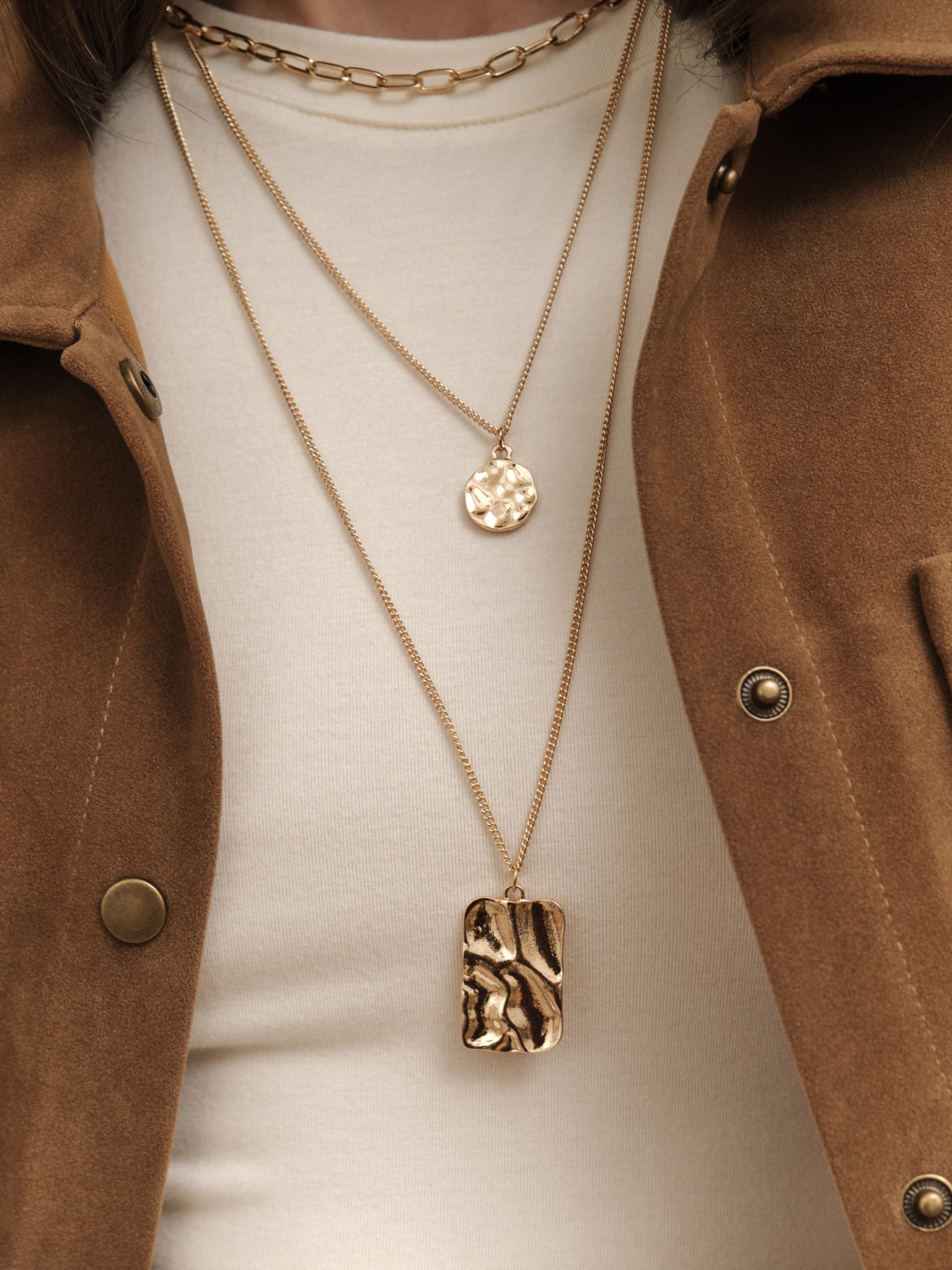 Многоуровневое колье с фактурными подвесками