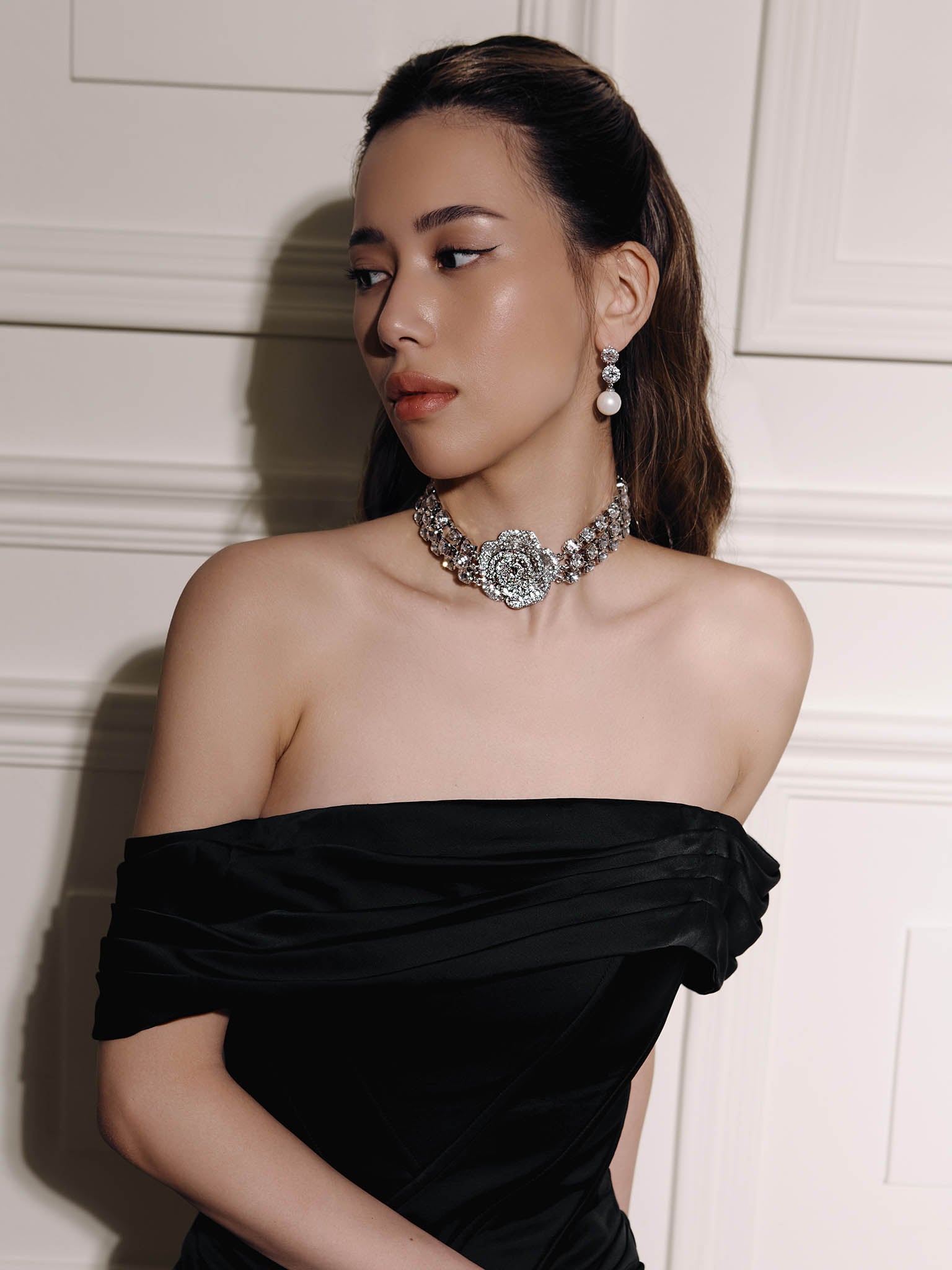 Wide choker with large rhinestone rose