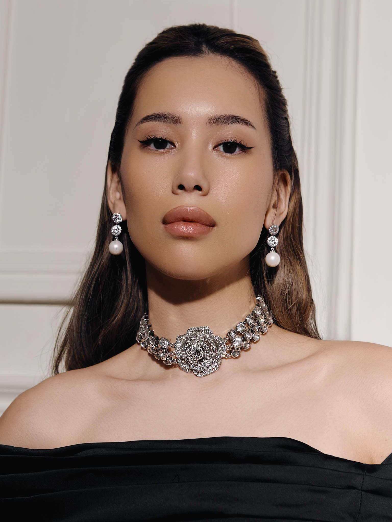 Wide choker with large rhinestone rose