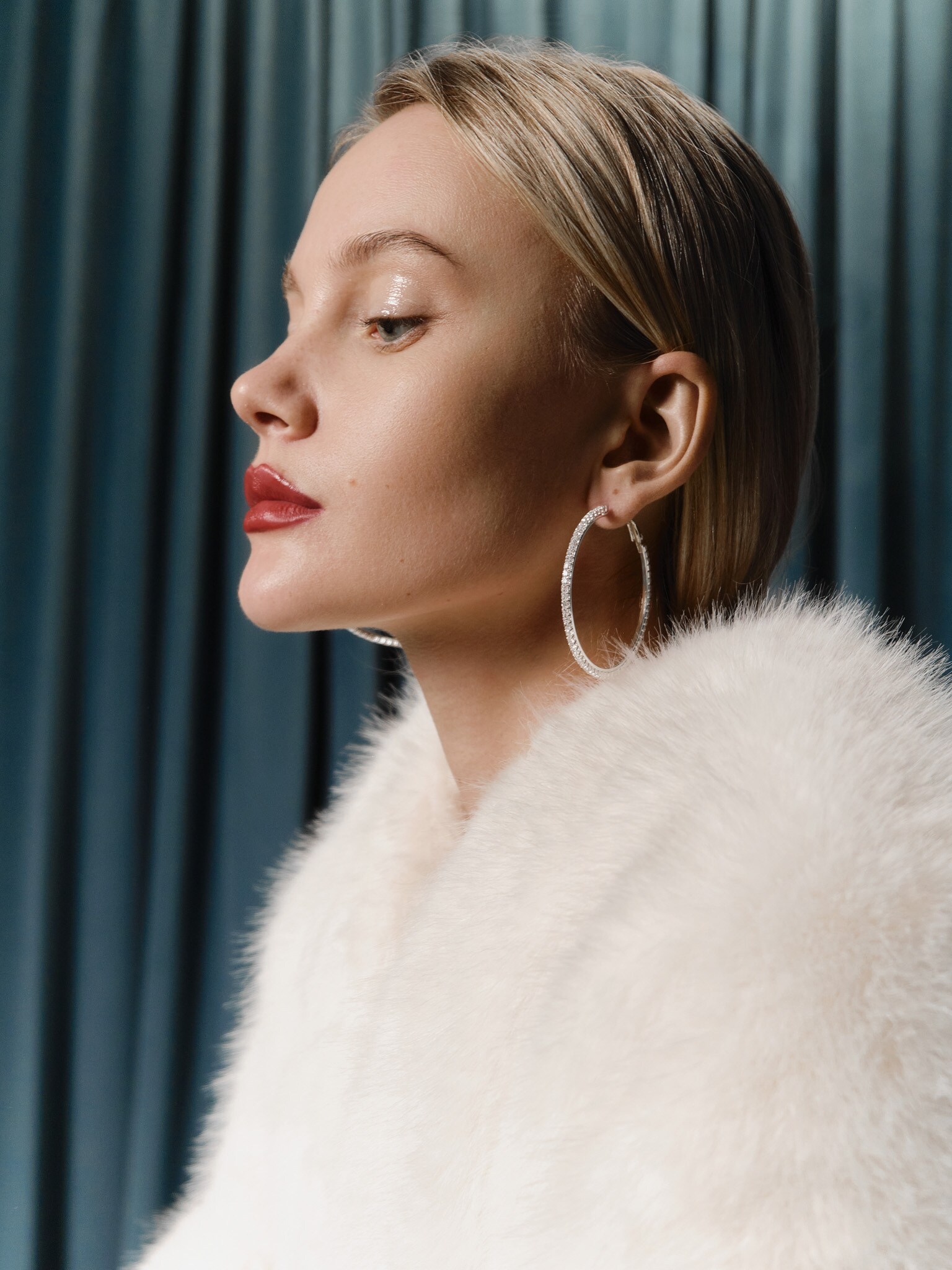 Объемные серьги-кольца из страз