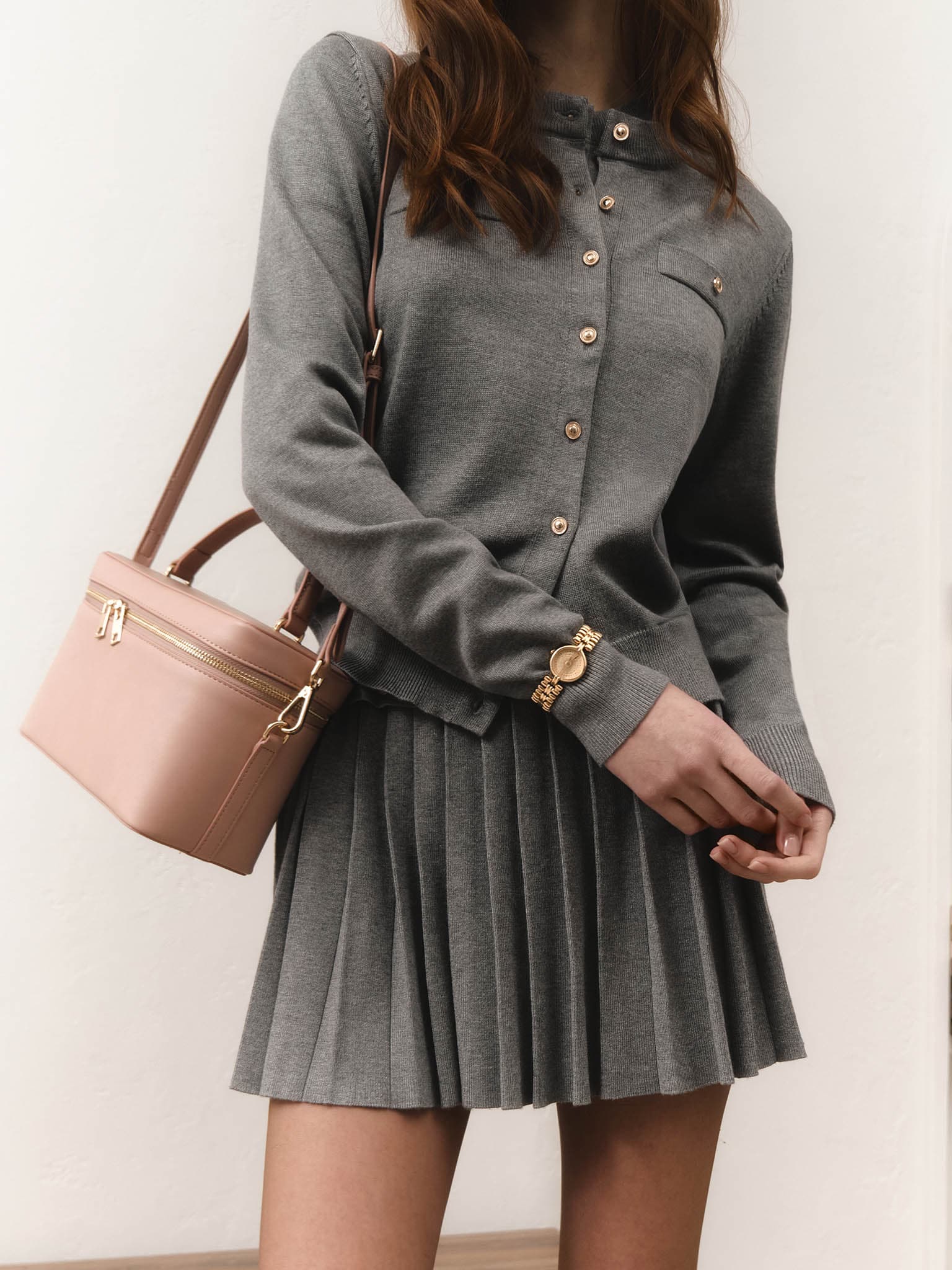 Кардиган свободного кроя с длинными рукавами и крупными пуговицами Кардиган свободного кроя с длинными рукавами и крупными пуговицами