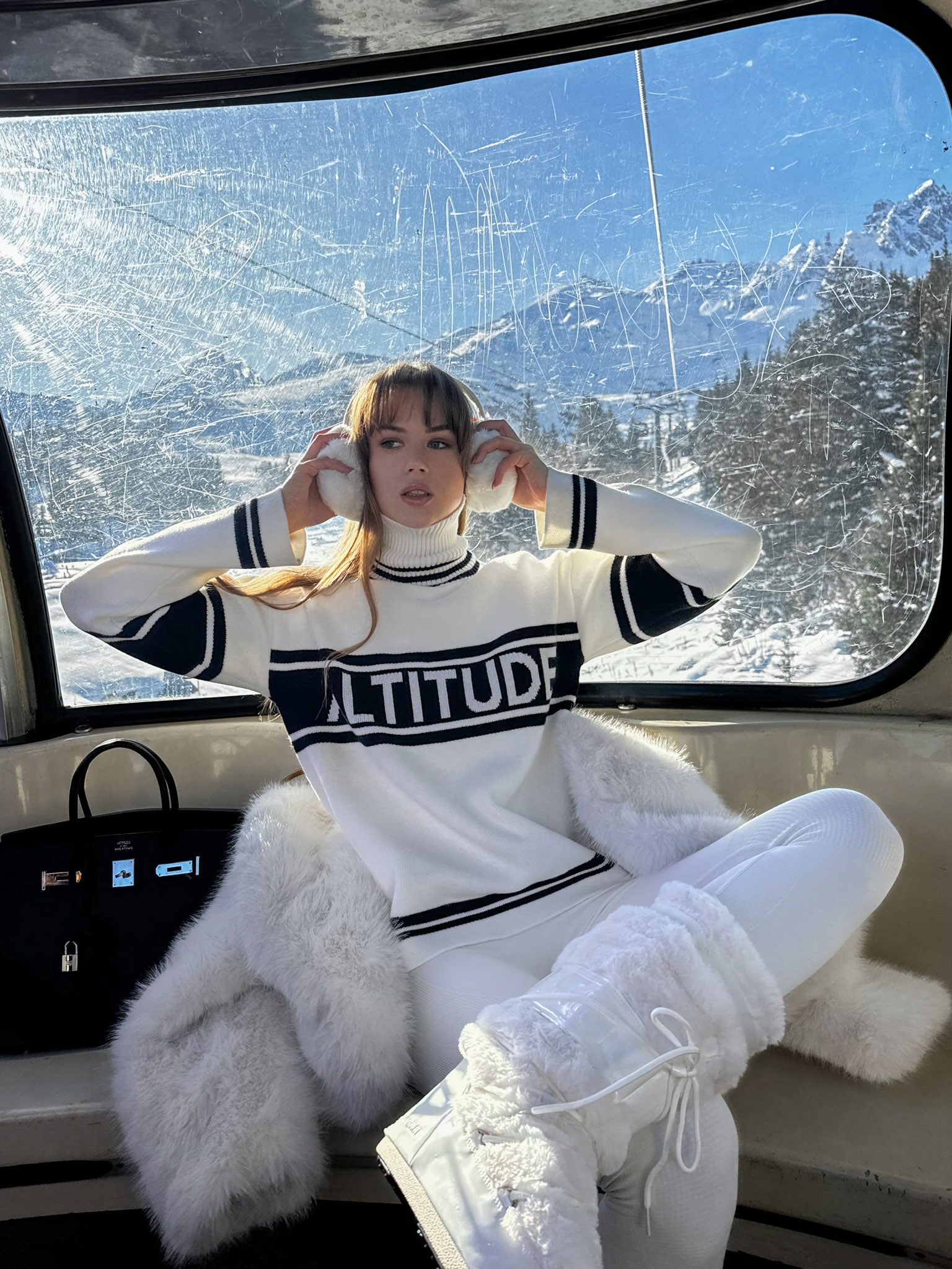 Dzianinowy sweter z kontrastowymi detalami i napisem