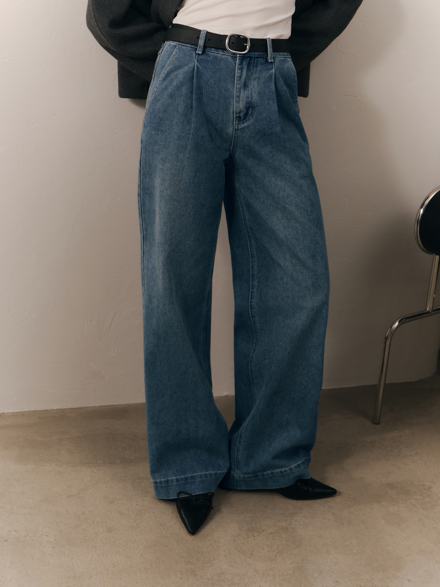 Свободные джинсы с защипами на талии и широкими манжетами