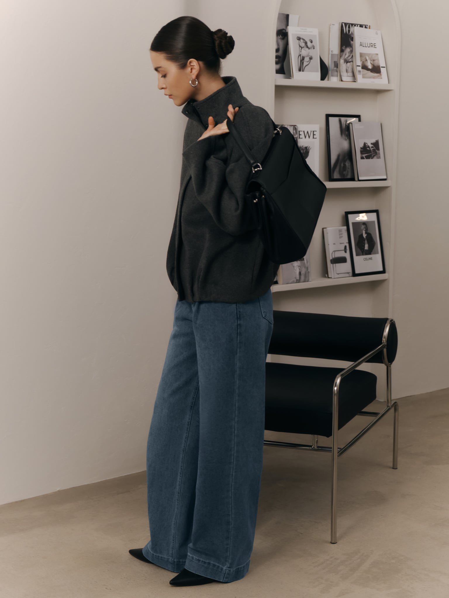 Свободные джинсы с защипами на талии и широкими манжетами