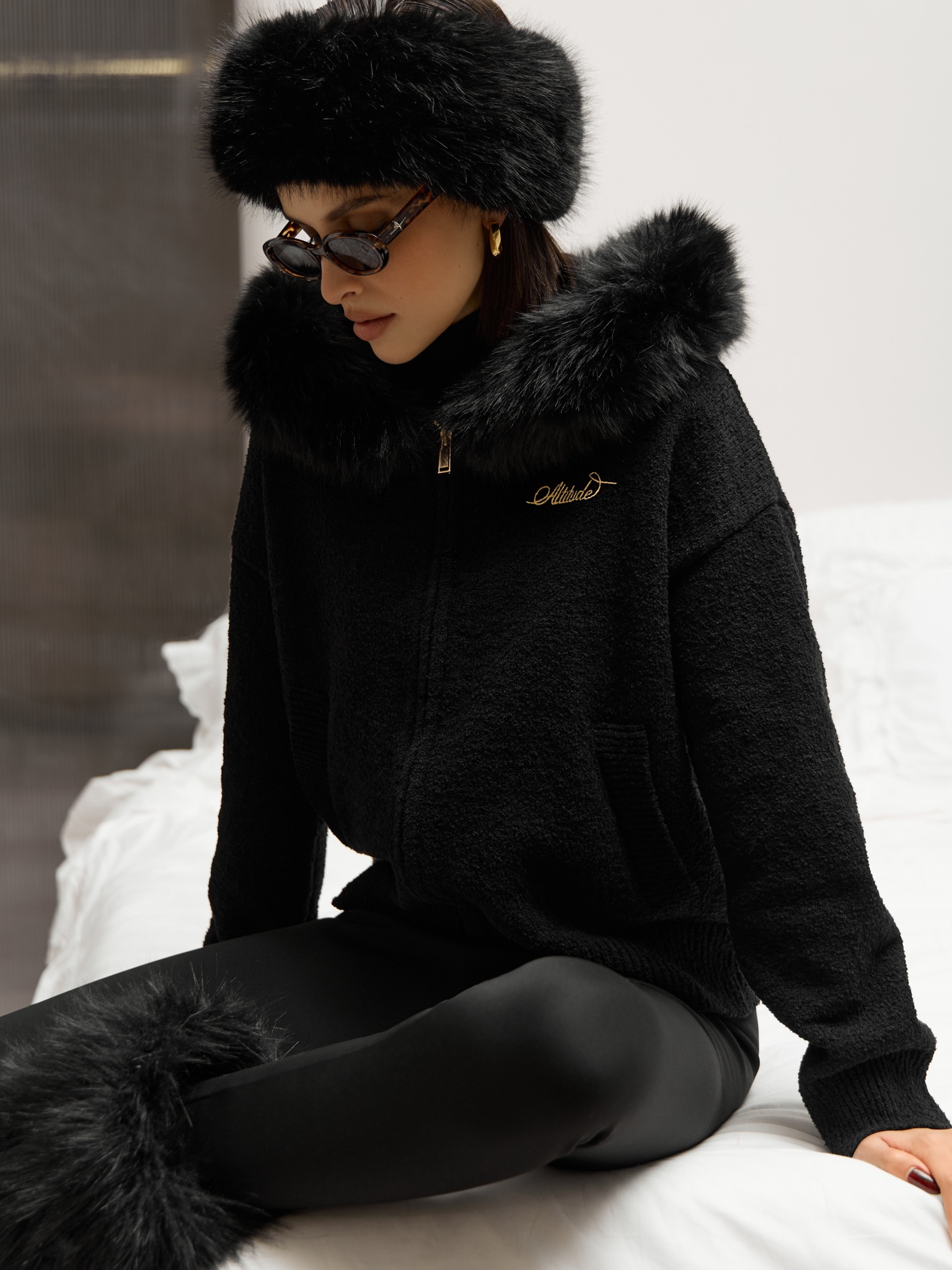Zip-up cardigan with fur collar