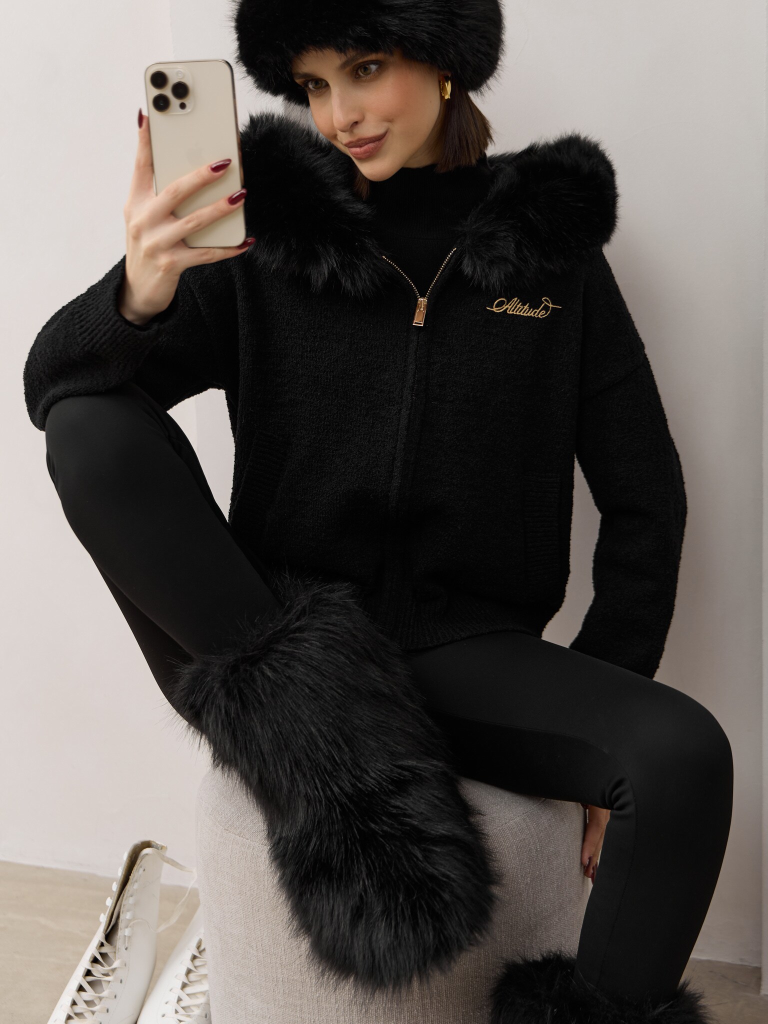 Zip-up cardigan with fur collar