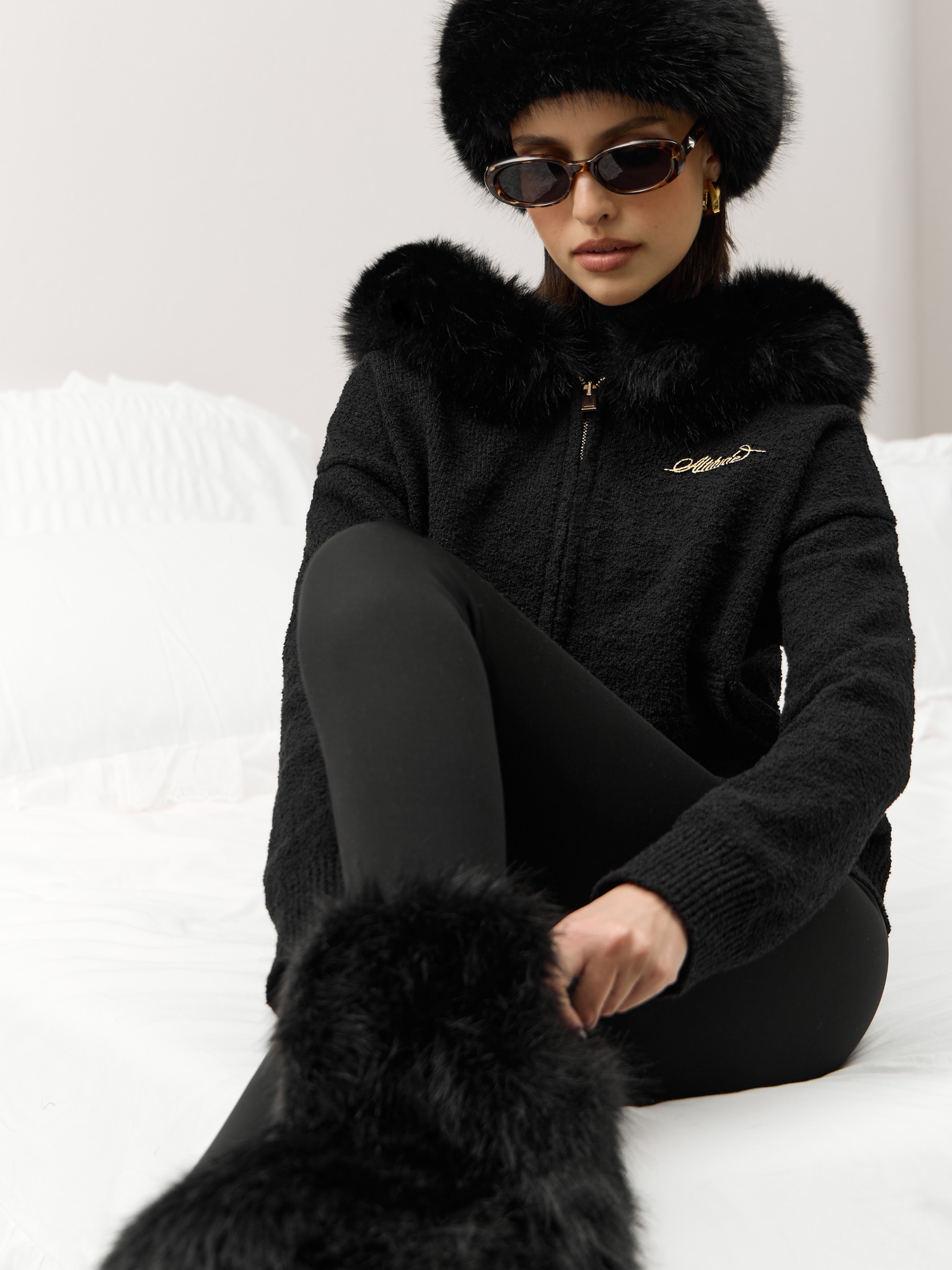 Zip-up cardigan with fur collar