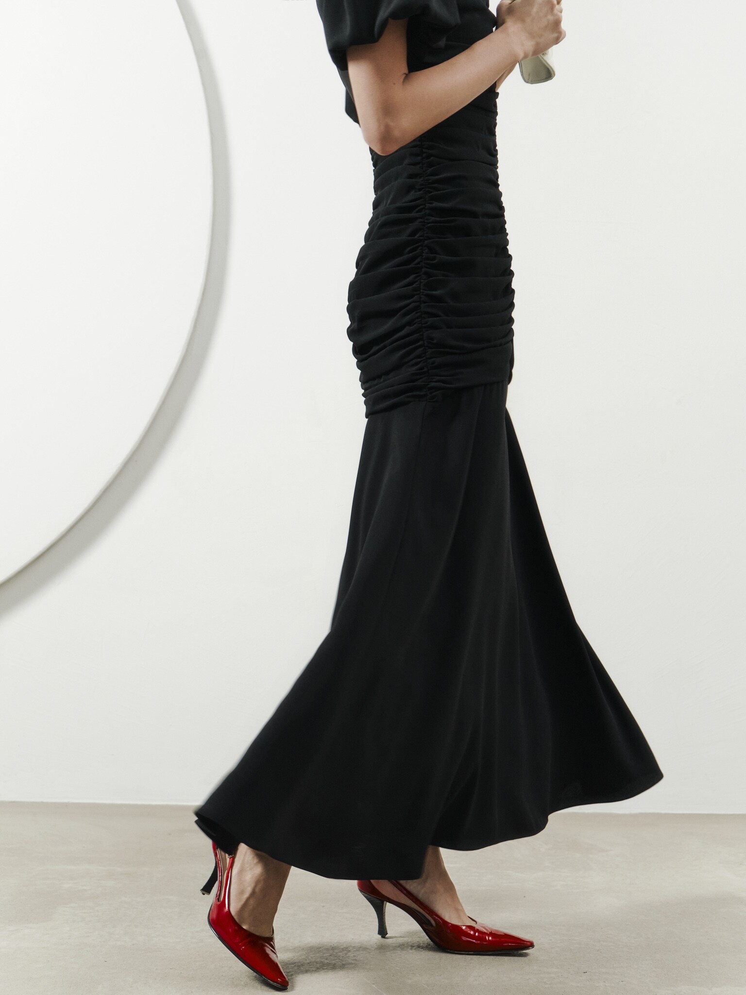 Платье макси с пышными рукавами и сборками спереди