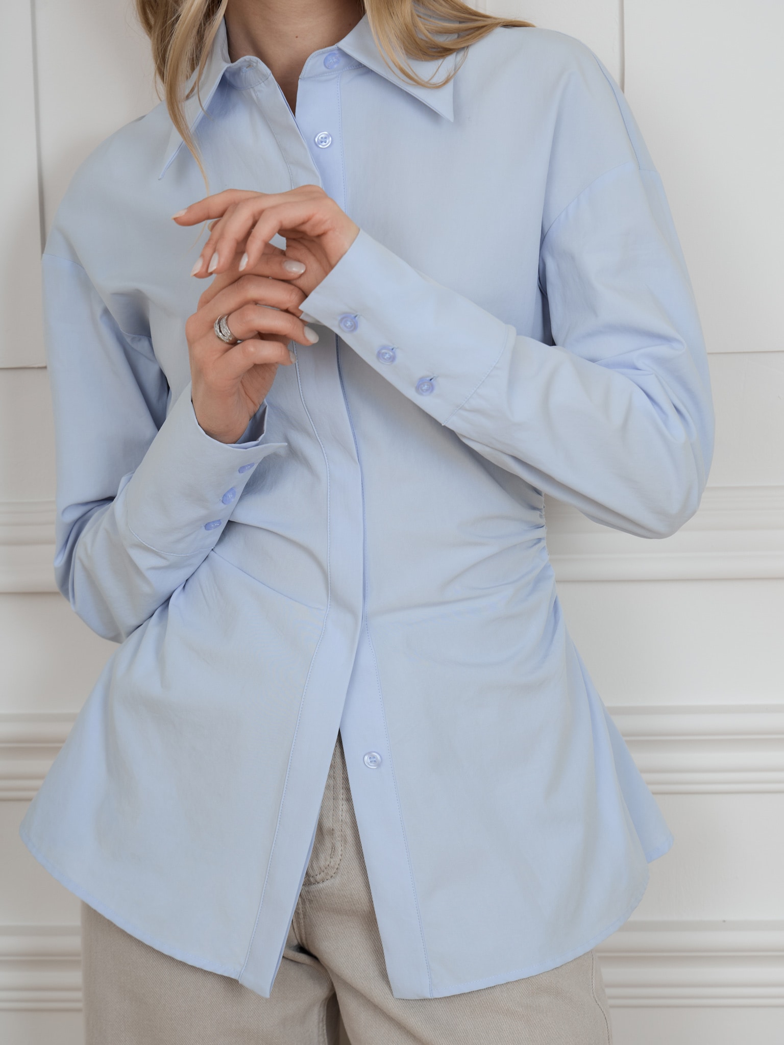 Fitted shirt with side gathers