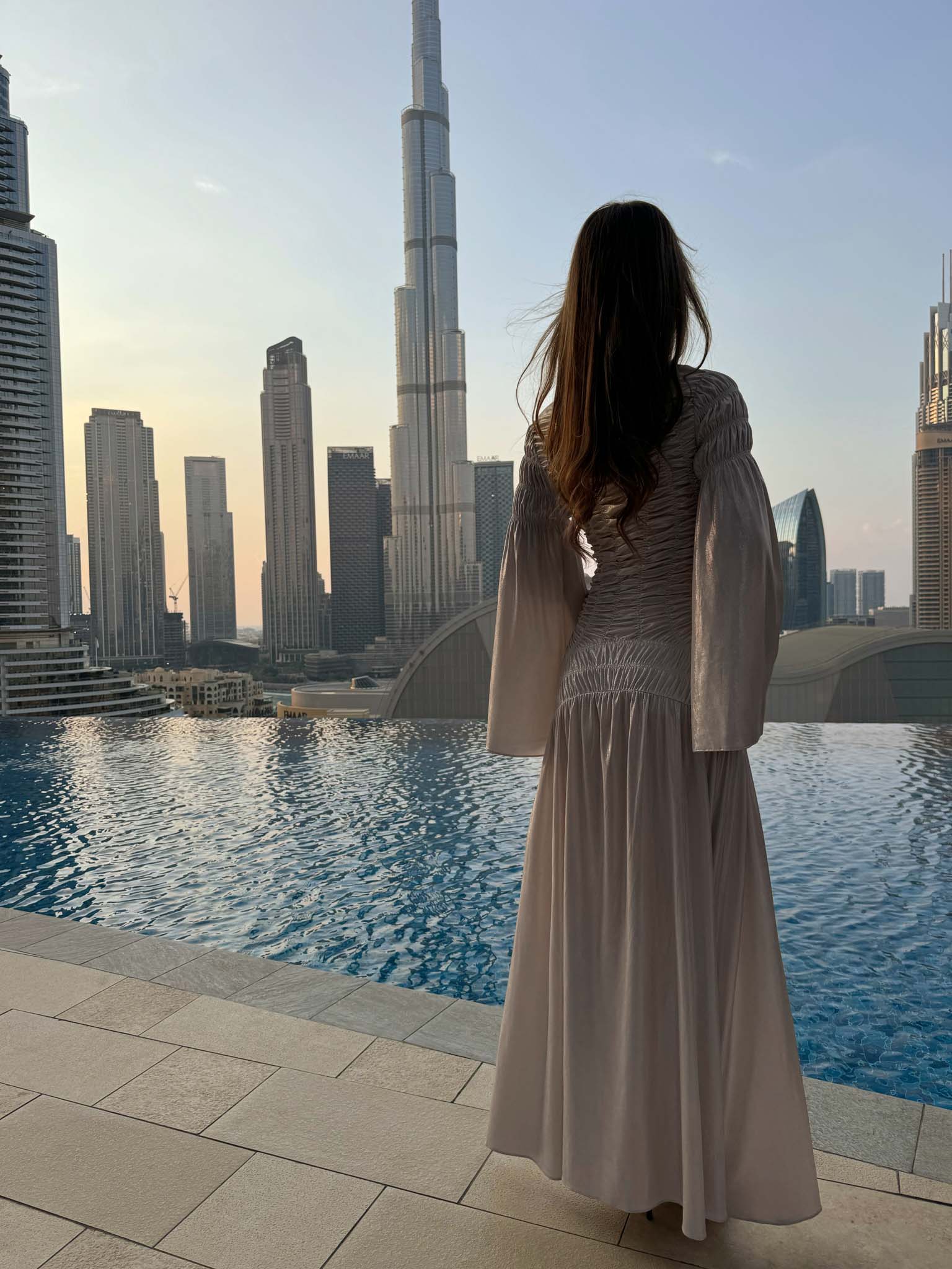 Robe longue métallisée avec fronces sur le corsage et les épaules