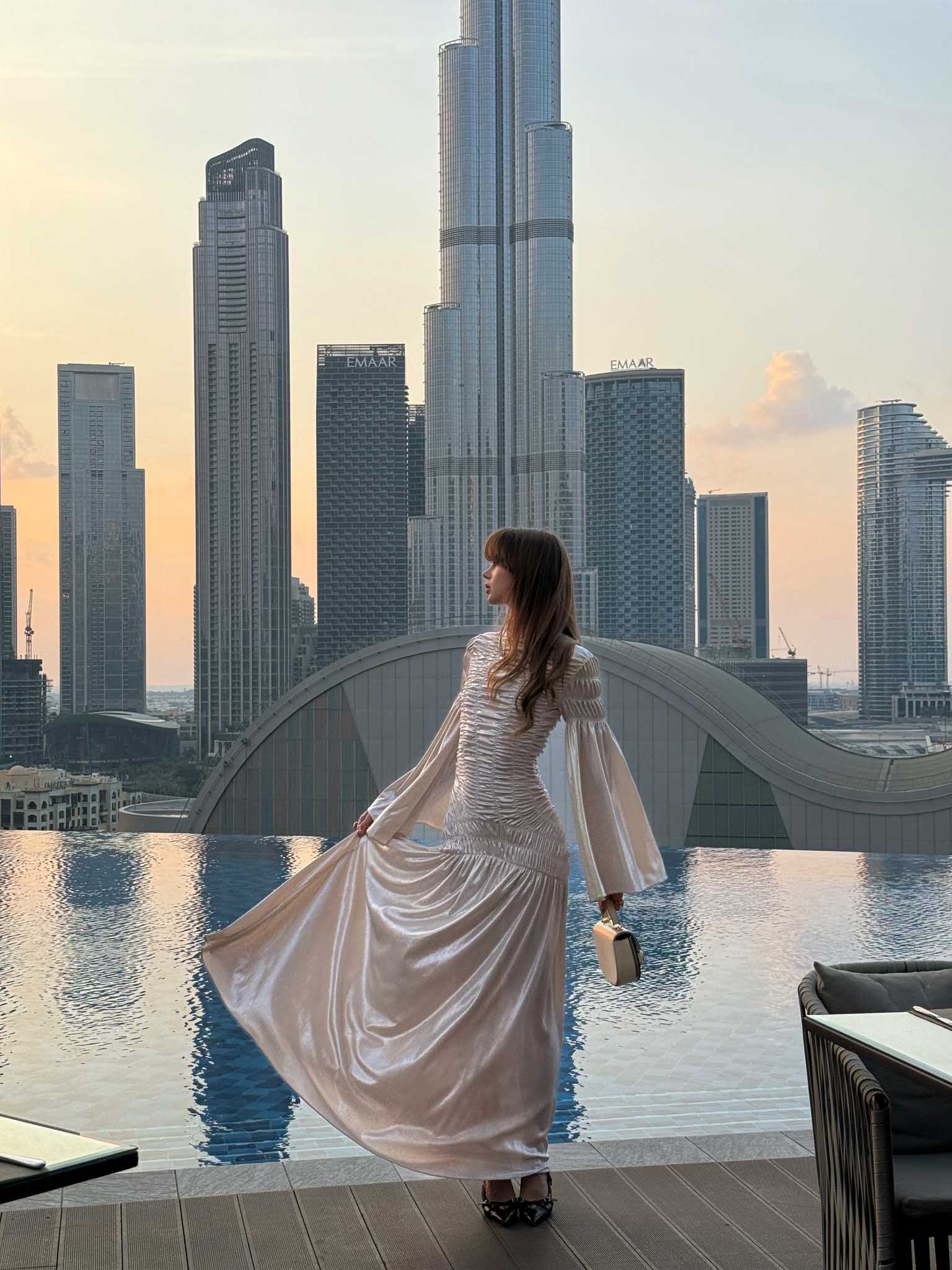 Robe longue métallisée avec fronces sur le corsage et les épaules