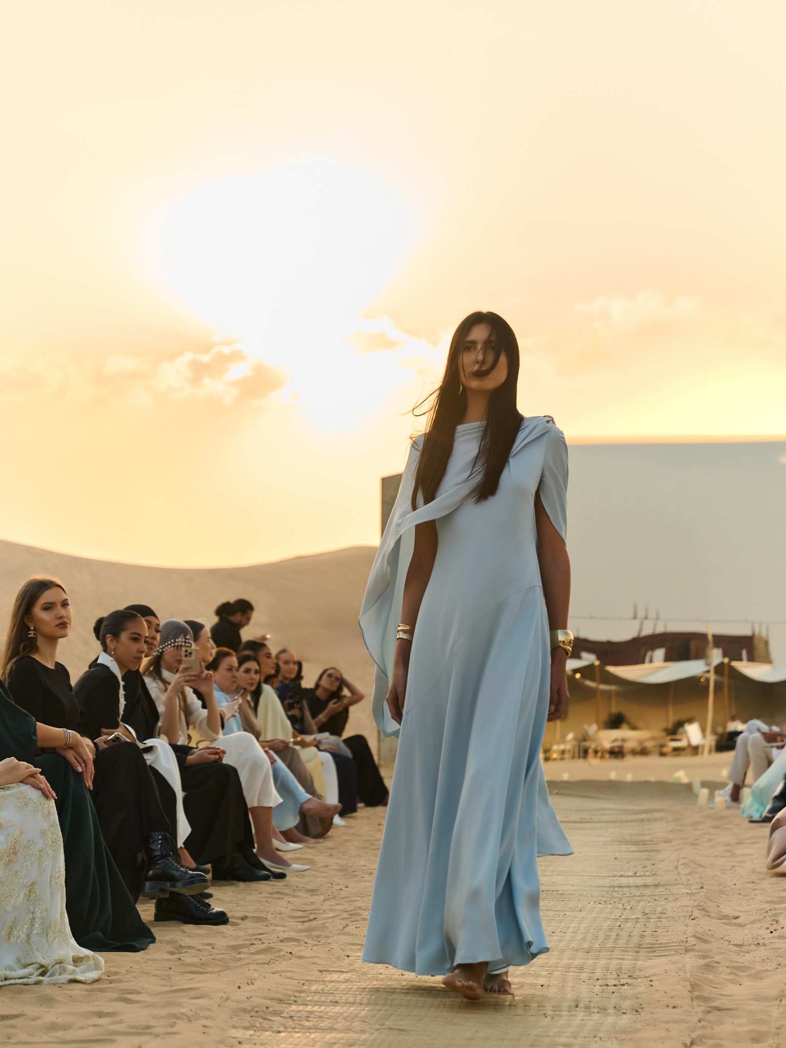 Sukienka maxi z asymetryczną peleryną