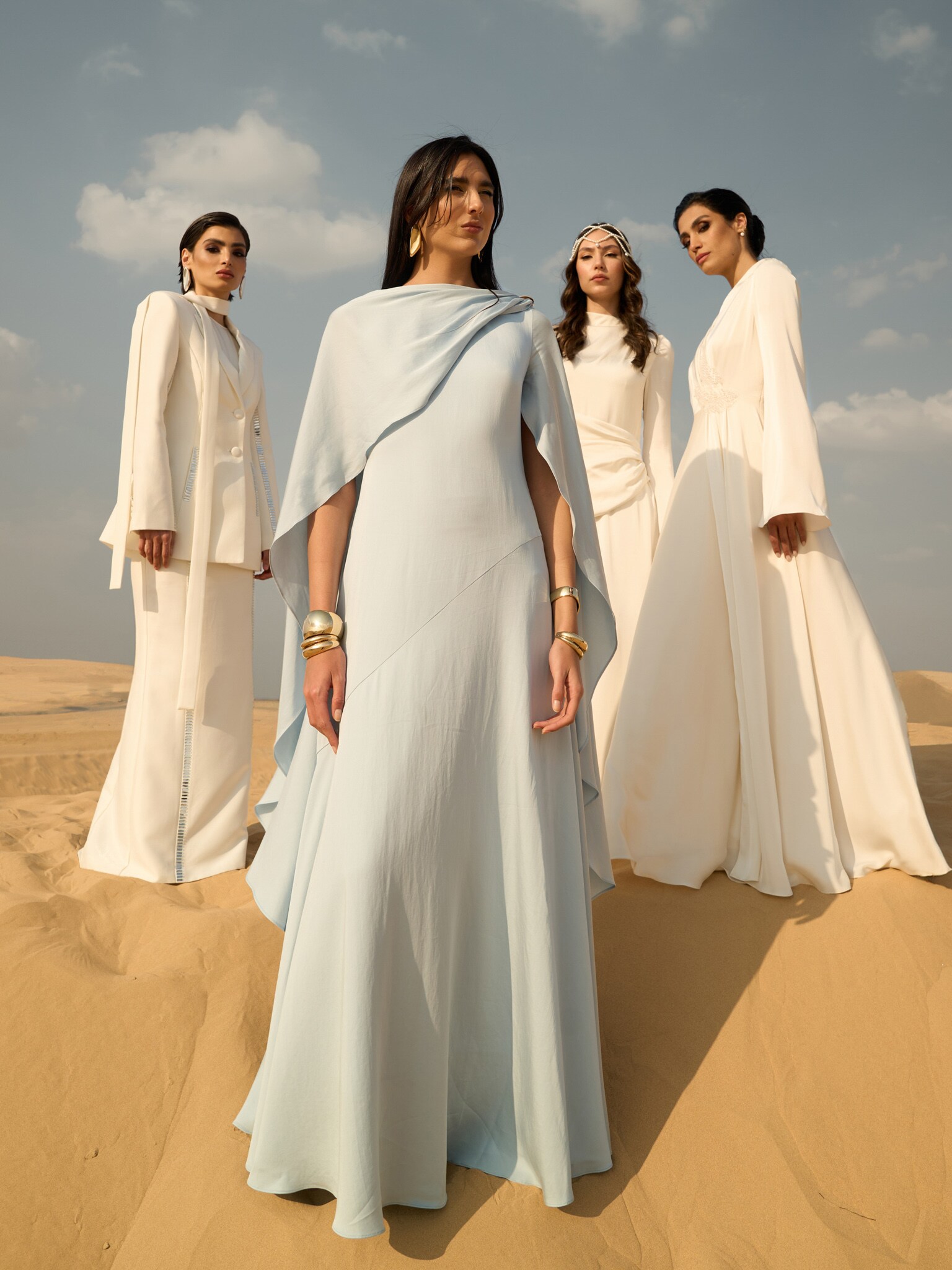 Sukienka maxi z asymetryczną peleryną