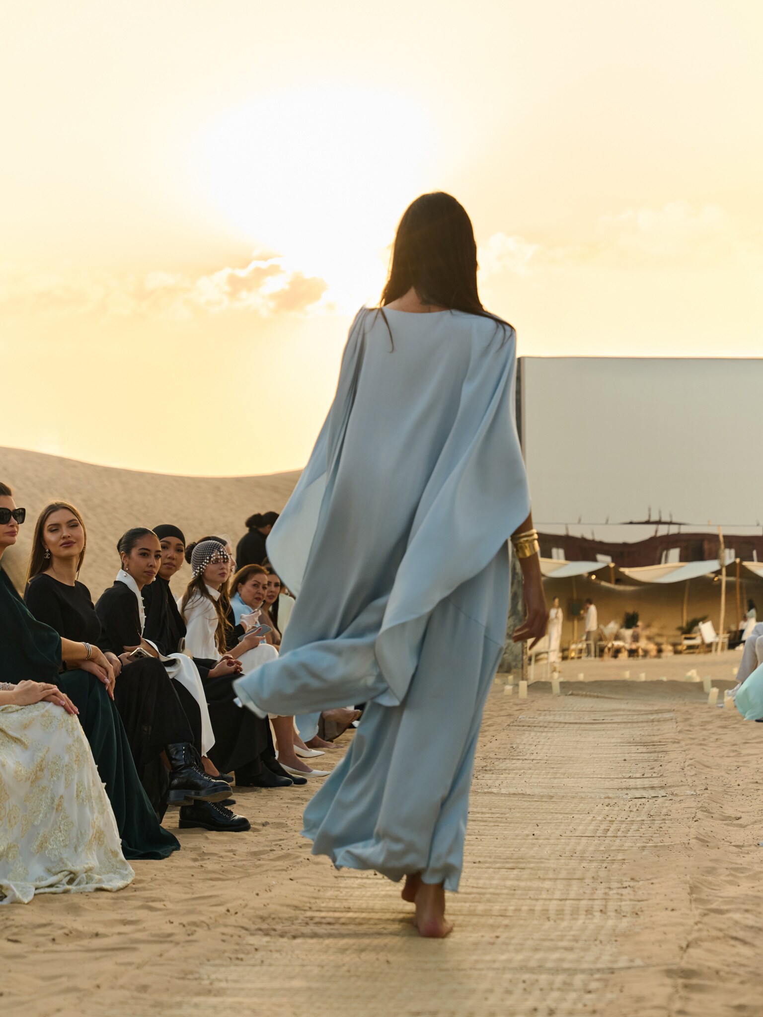 Sukienka maxi z asymetryczną peleryną