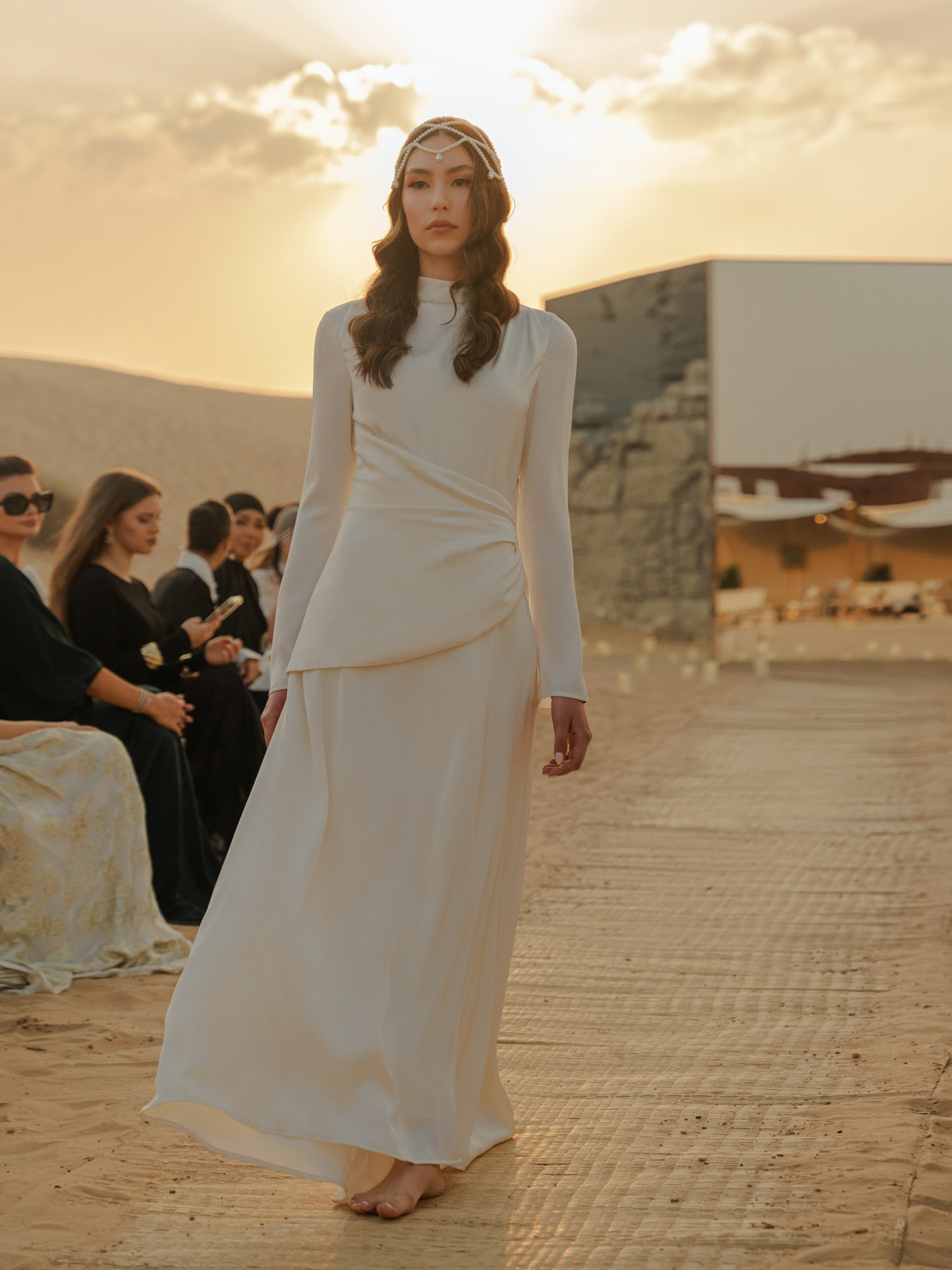 Langärmeliges Maxikleid mit Drapierungen in der Taille