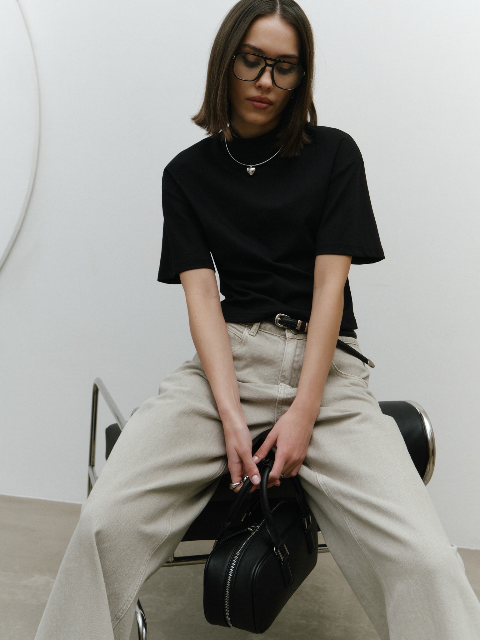 Przycięta koszulka z wstawką w kształcie litery V na plecach