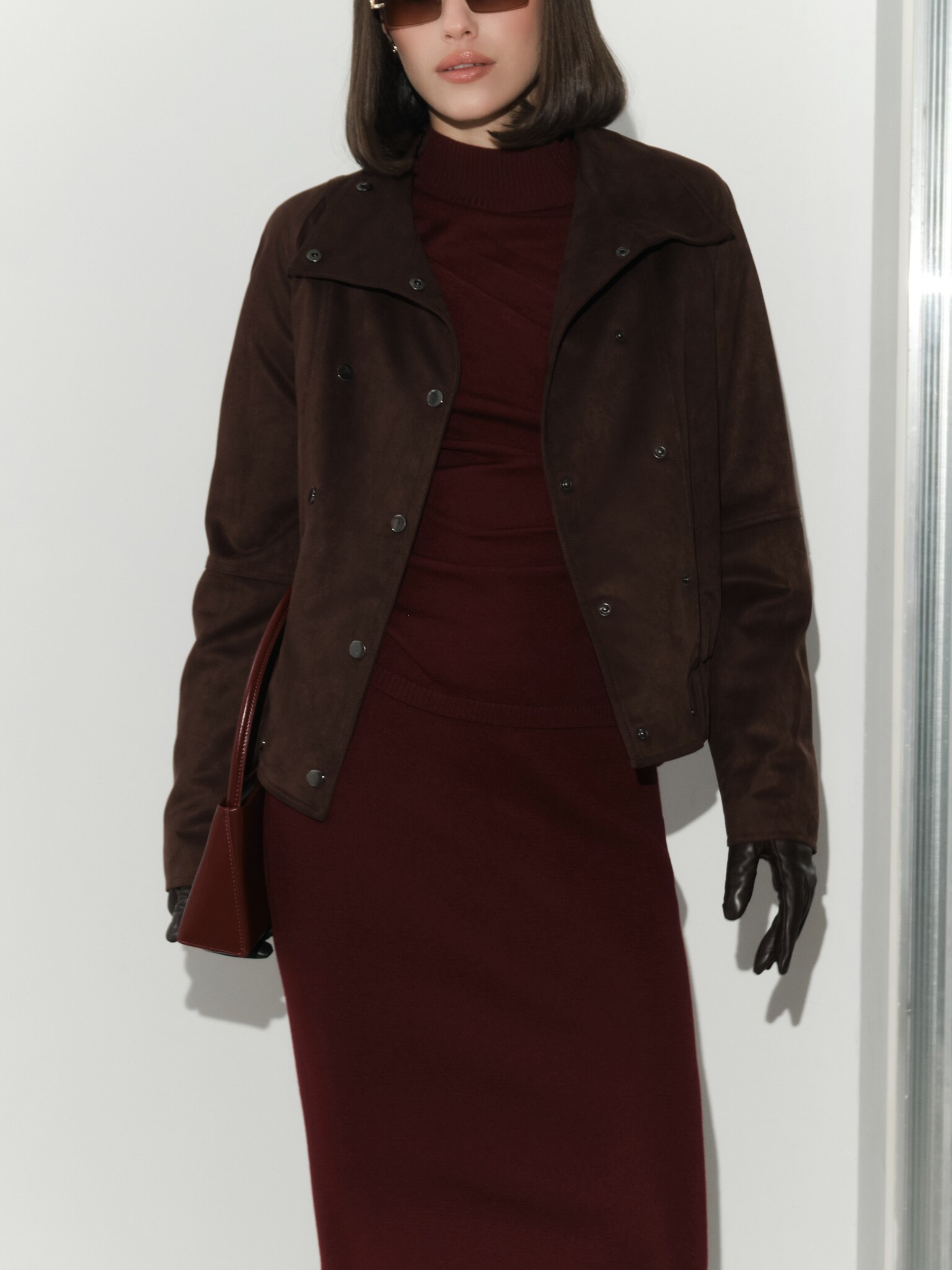 Kurze Jacke aus Eco-Wildleder mit Knopfverschluss