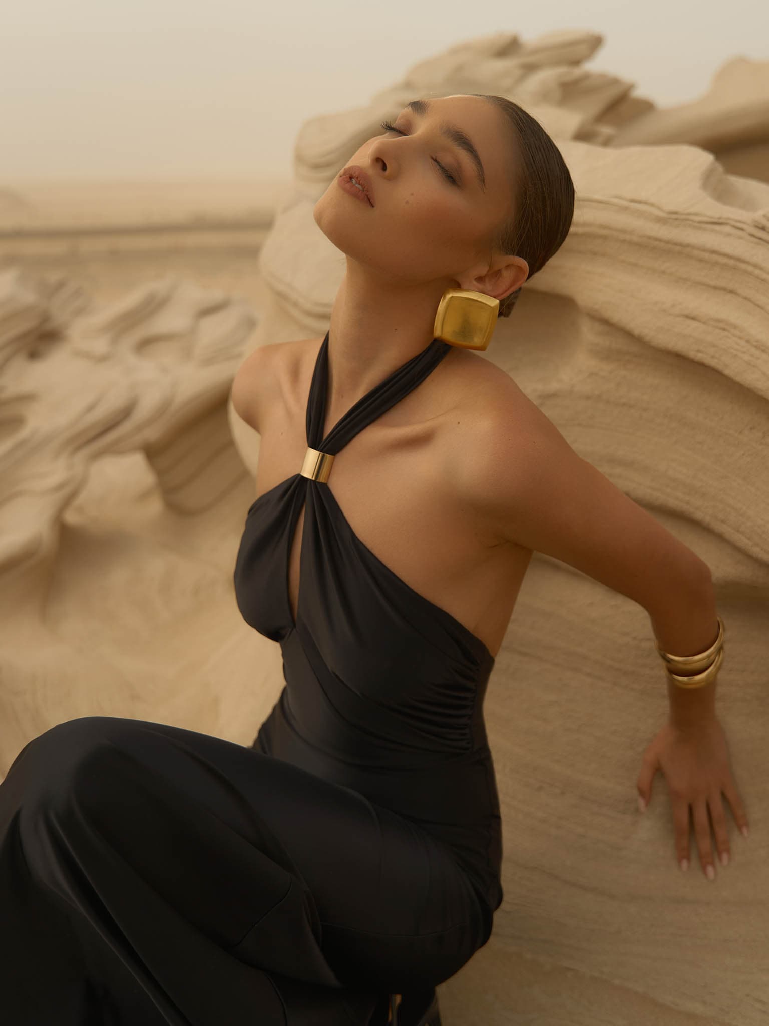 Платье макси с воротником халтер и металлическим декором