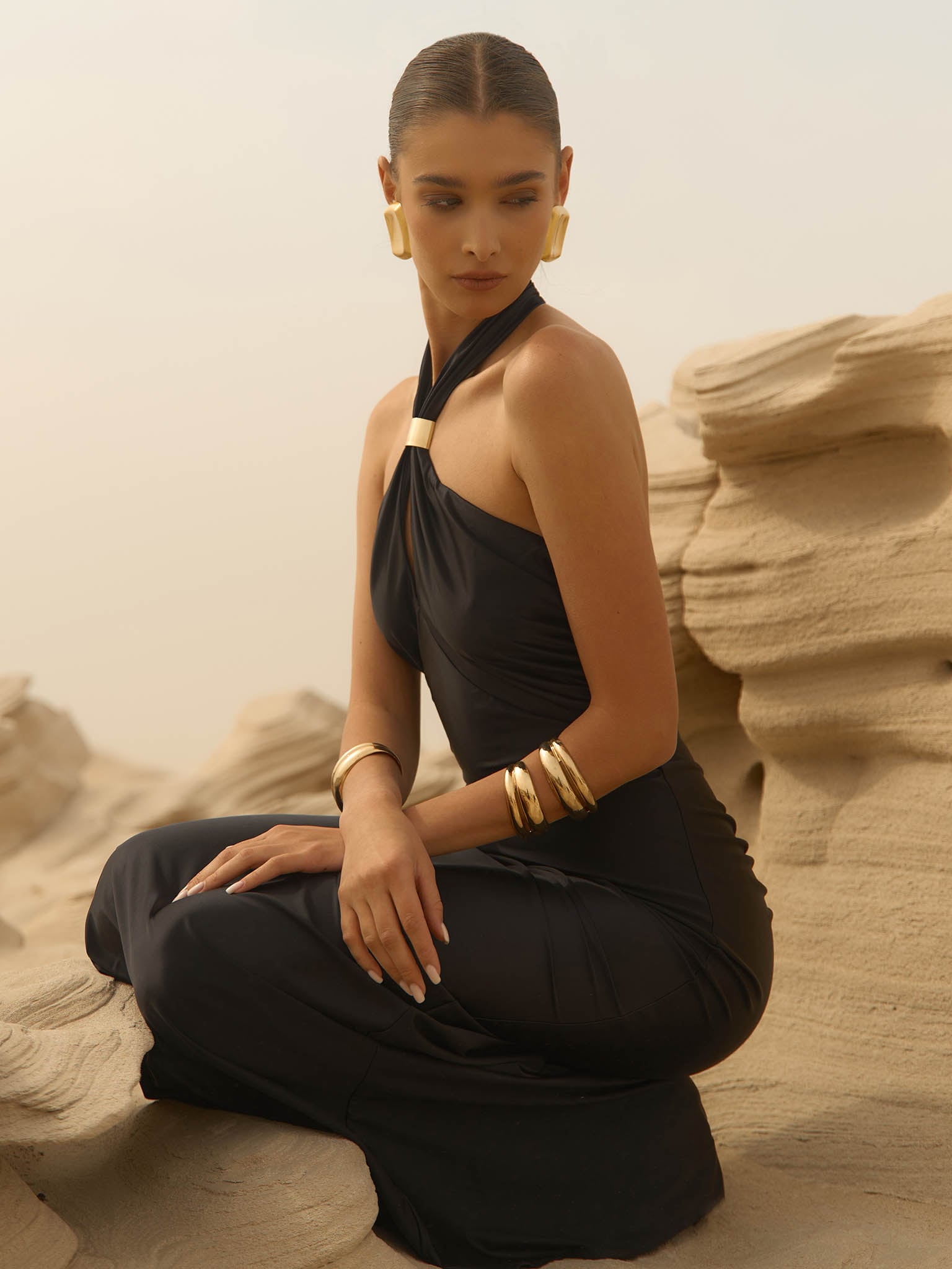 Платье макси с воротником халтер и металлическим декором