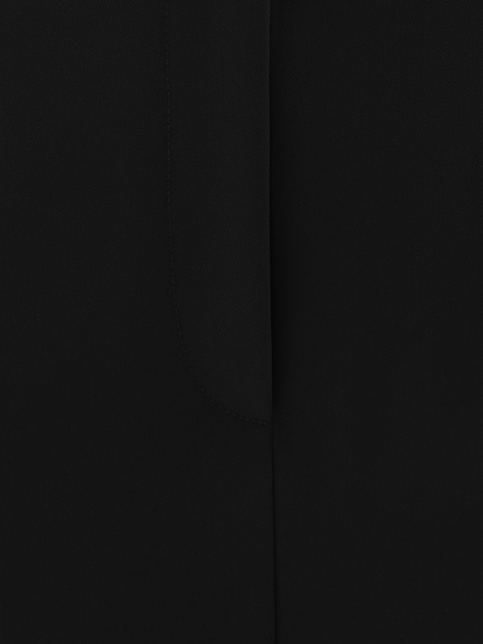 Прямая юбка мини с пуговицей в виде цветка