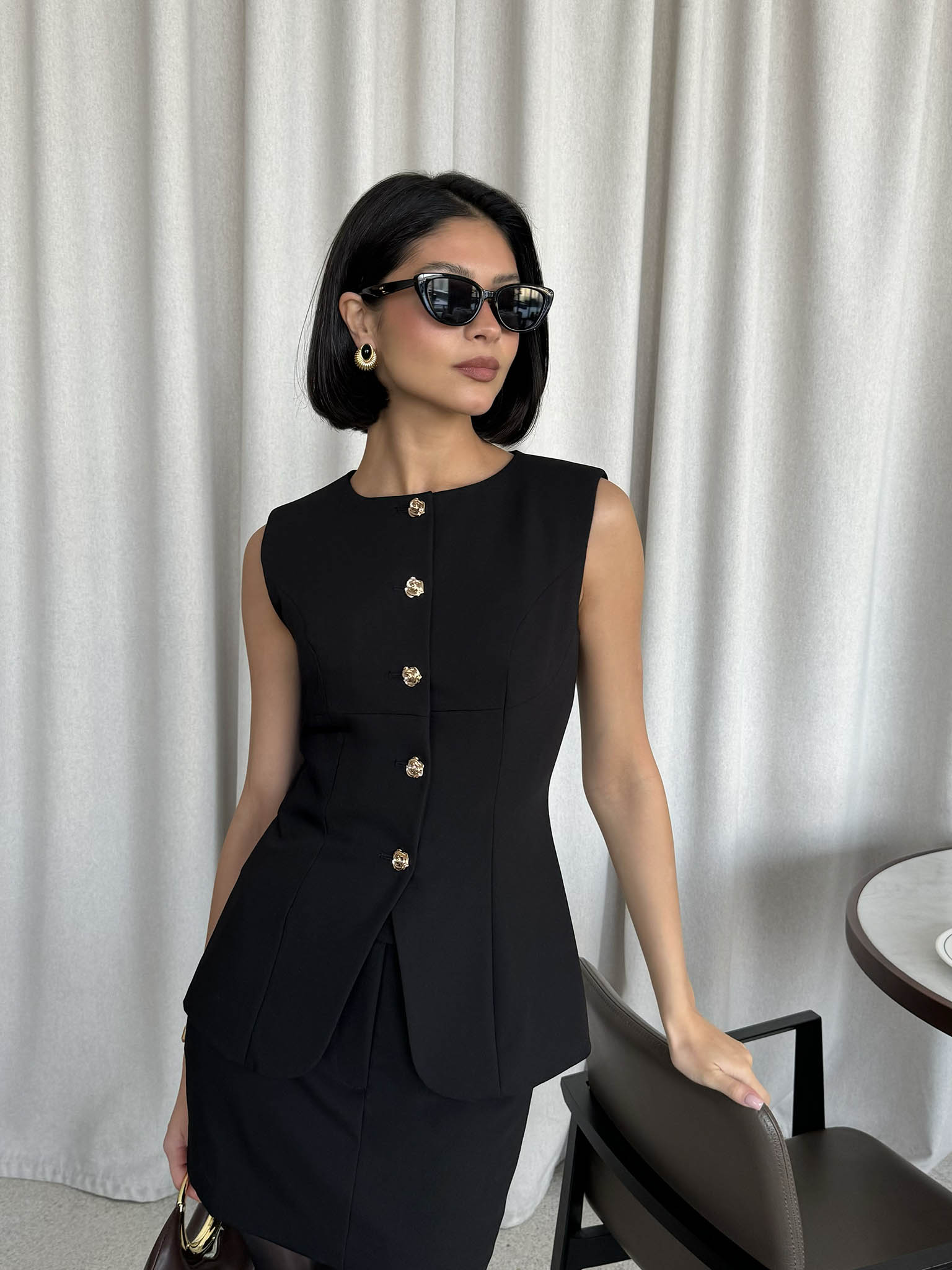 Прямая юбка мини с пуговицей в виде цветка