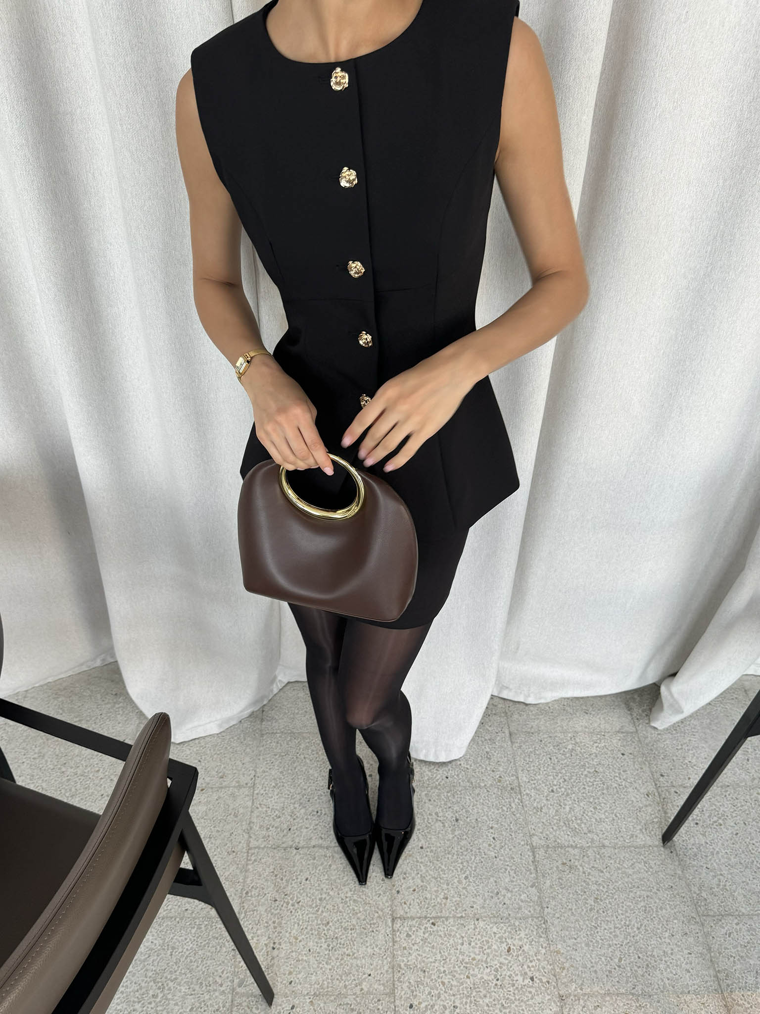 Прямая юбка мини с пуговицей в виде цветка