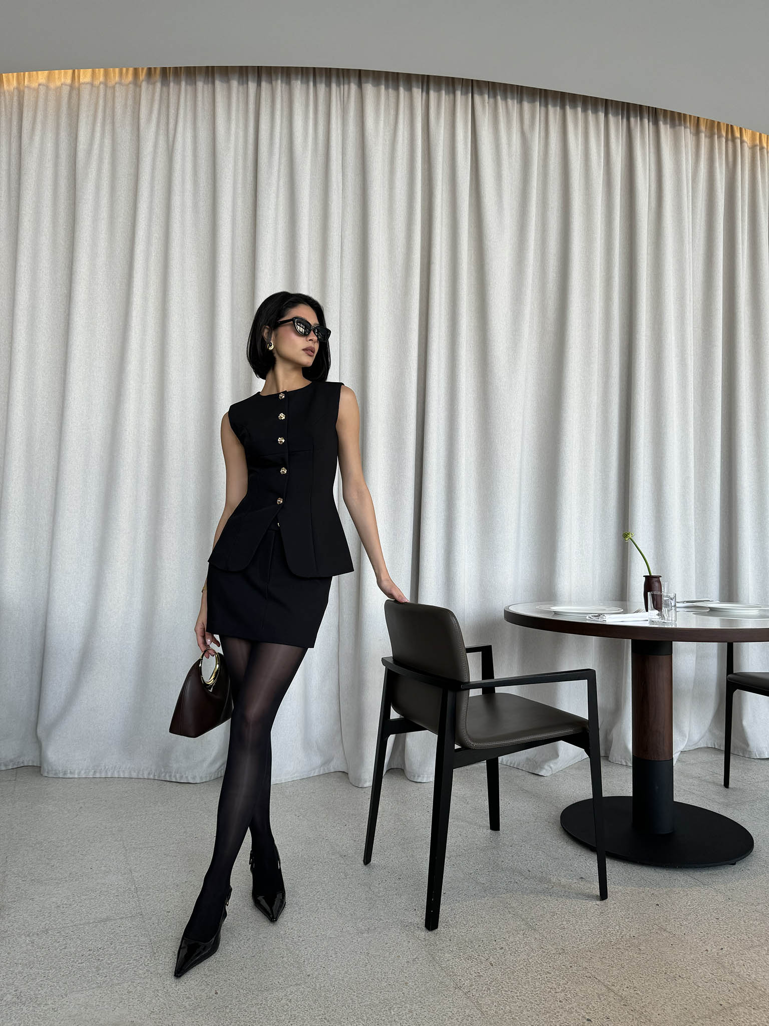 Прямая юбка мини с пуговицей в виде цветка