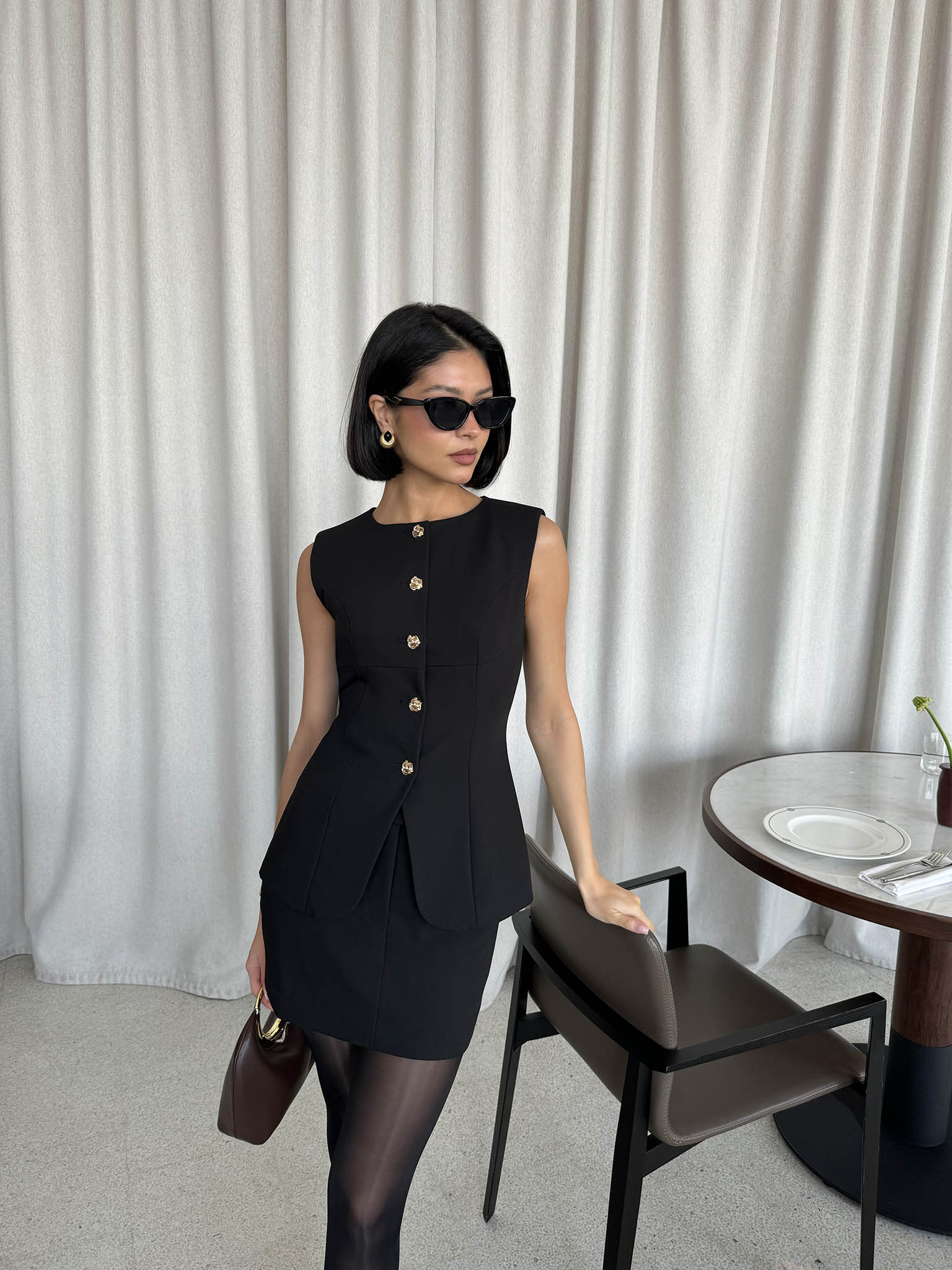 Прямая юбка мини с пуговицей в виде цветка