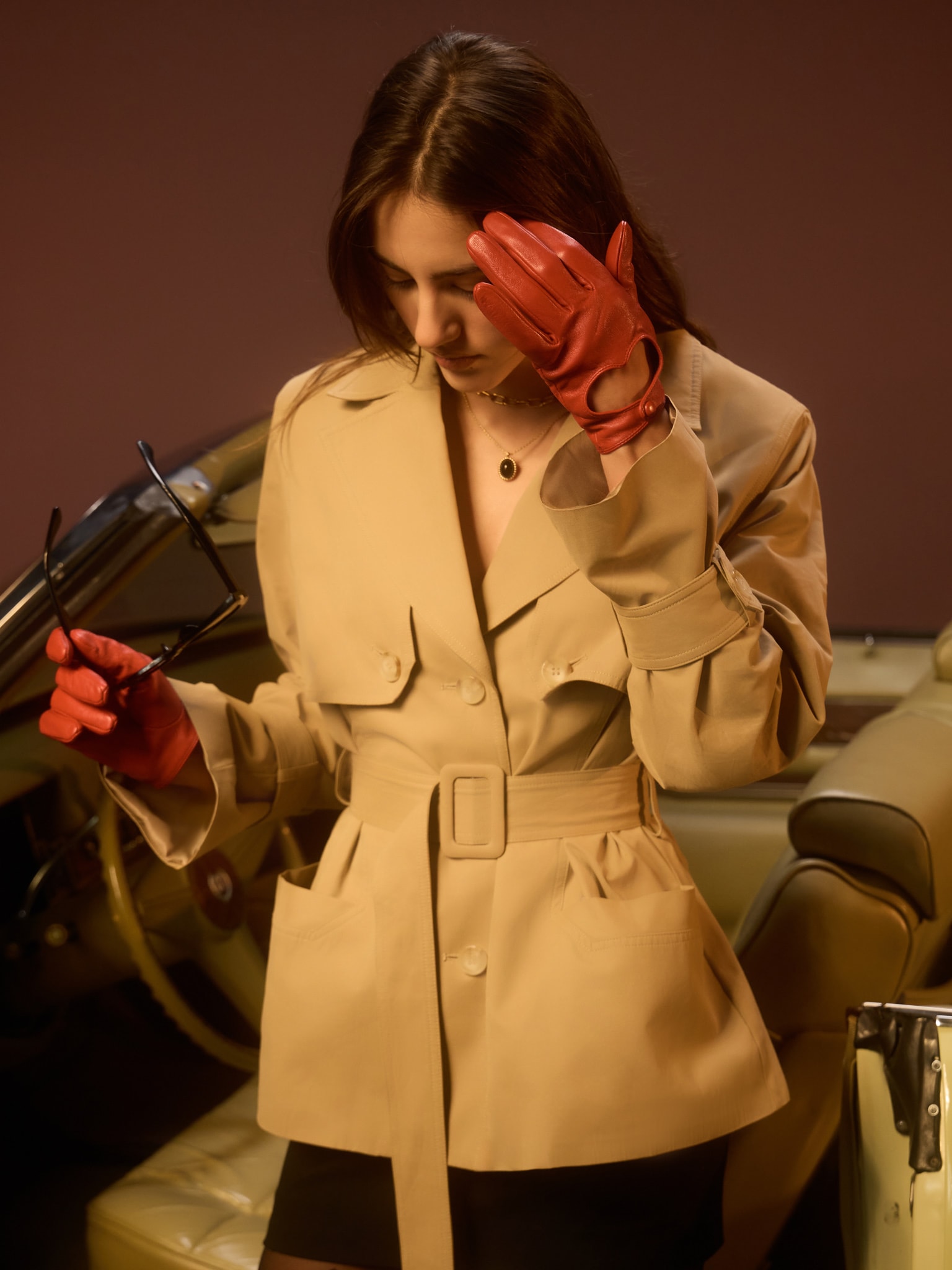 Укороченный тренч с широким ремнем