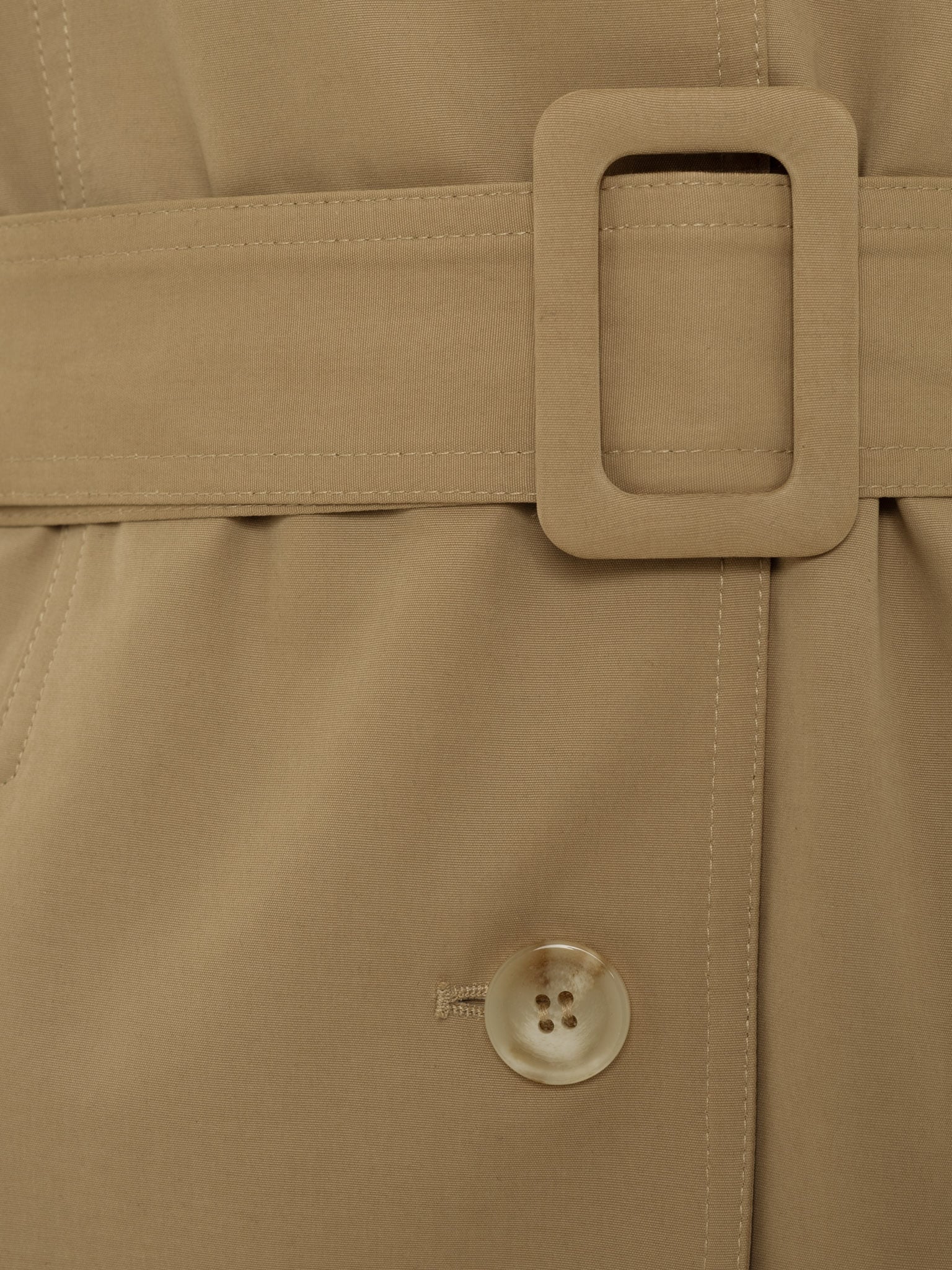 Укороченный тренч с широким ремнем