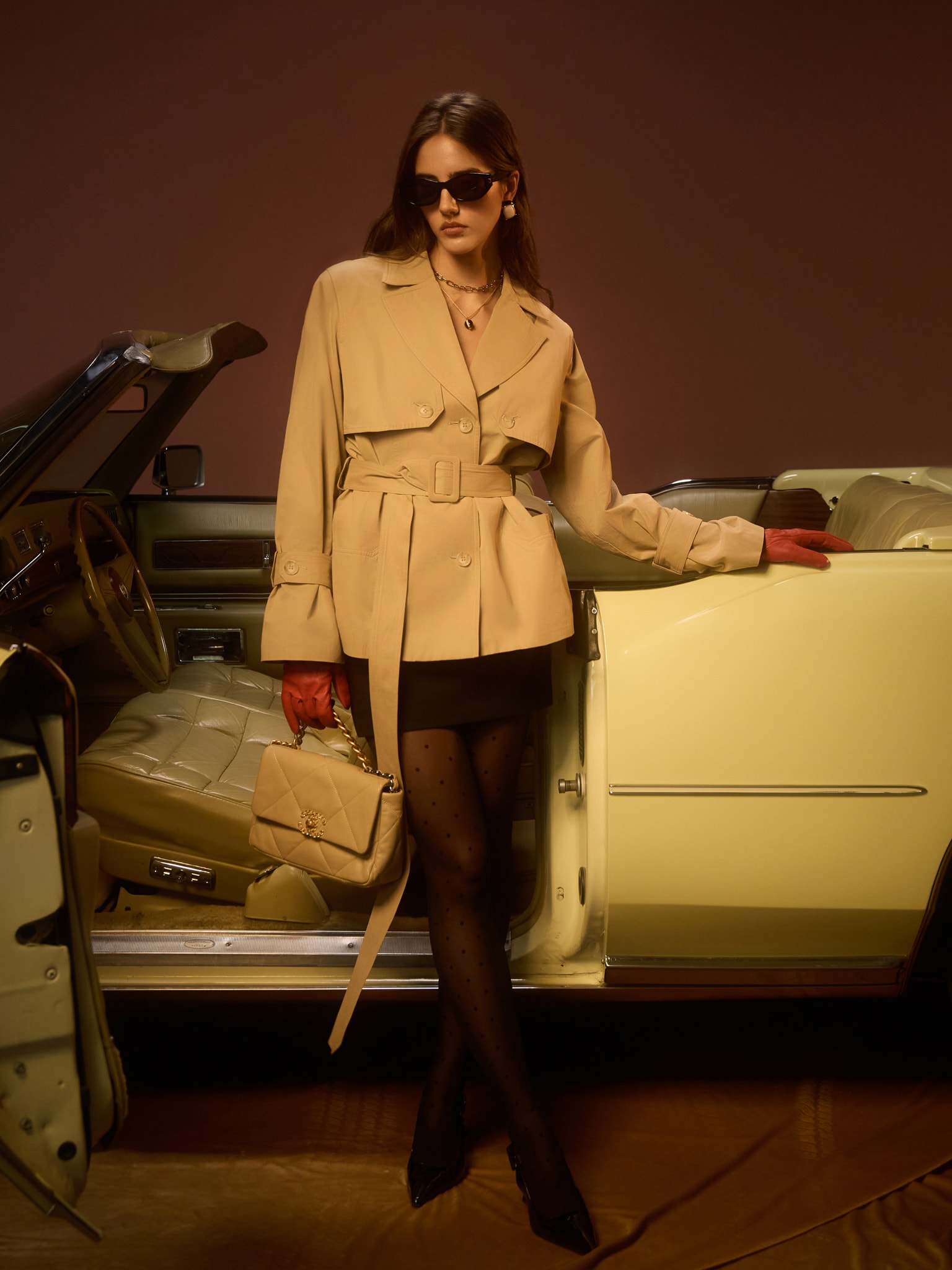 Укороченный тренч с широким ремнем