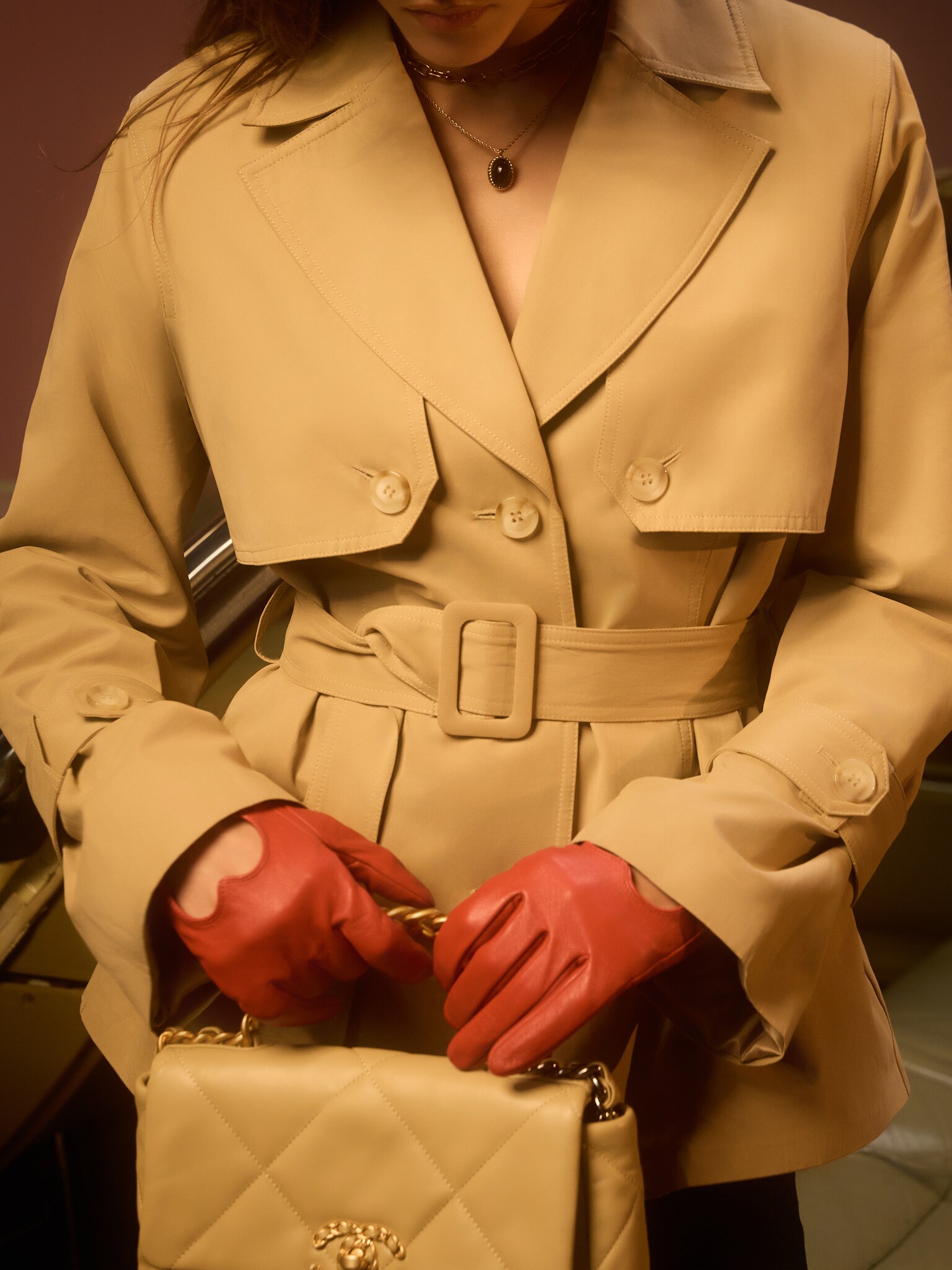 Укороченный тренч с широким ремнем