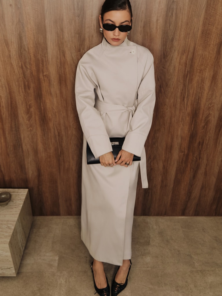 Maxi trench with tonal belt